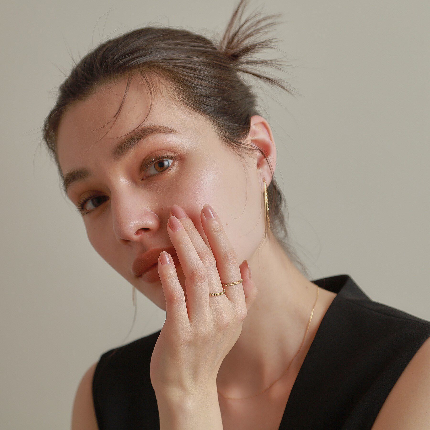 COCOSHNIK「K18ベネ&times;フラッシュアズキフリンジ スタッドピアス」|ピアス|