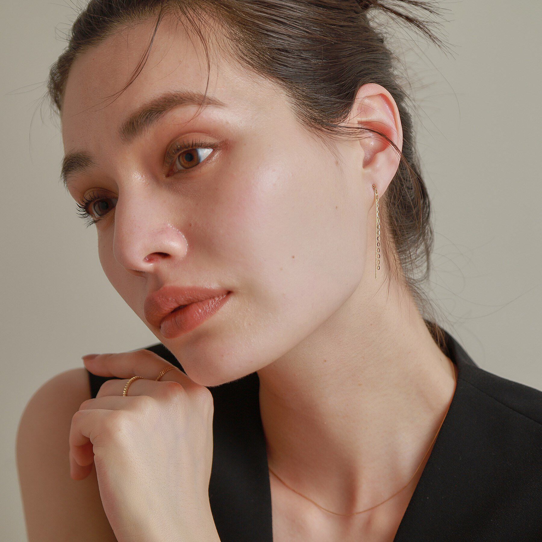 COCOSHNIK「K18ベネ&times;フラッシュアズキフリンジ スタッドピアス」|ピアス|