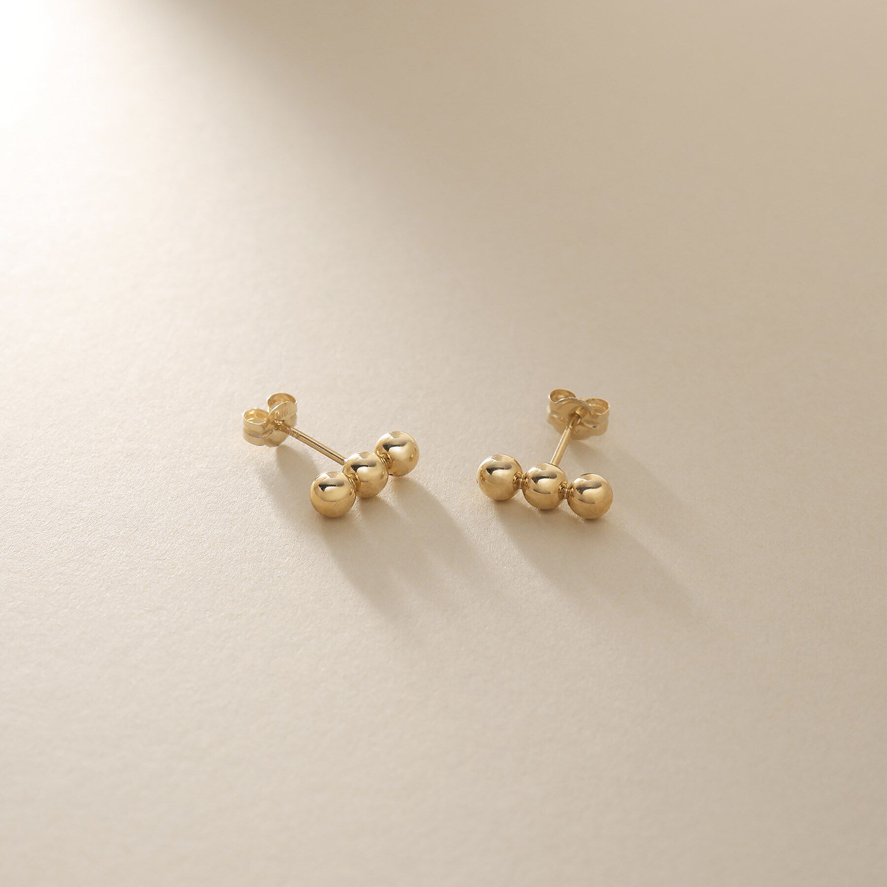 COCOSHNIK「K10中空ボールバー スタッドピアス」|ピアス|イエローゴールド(1