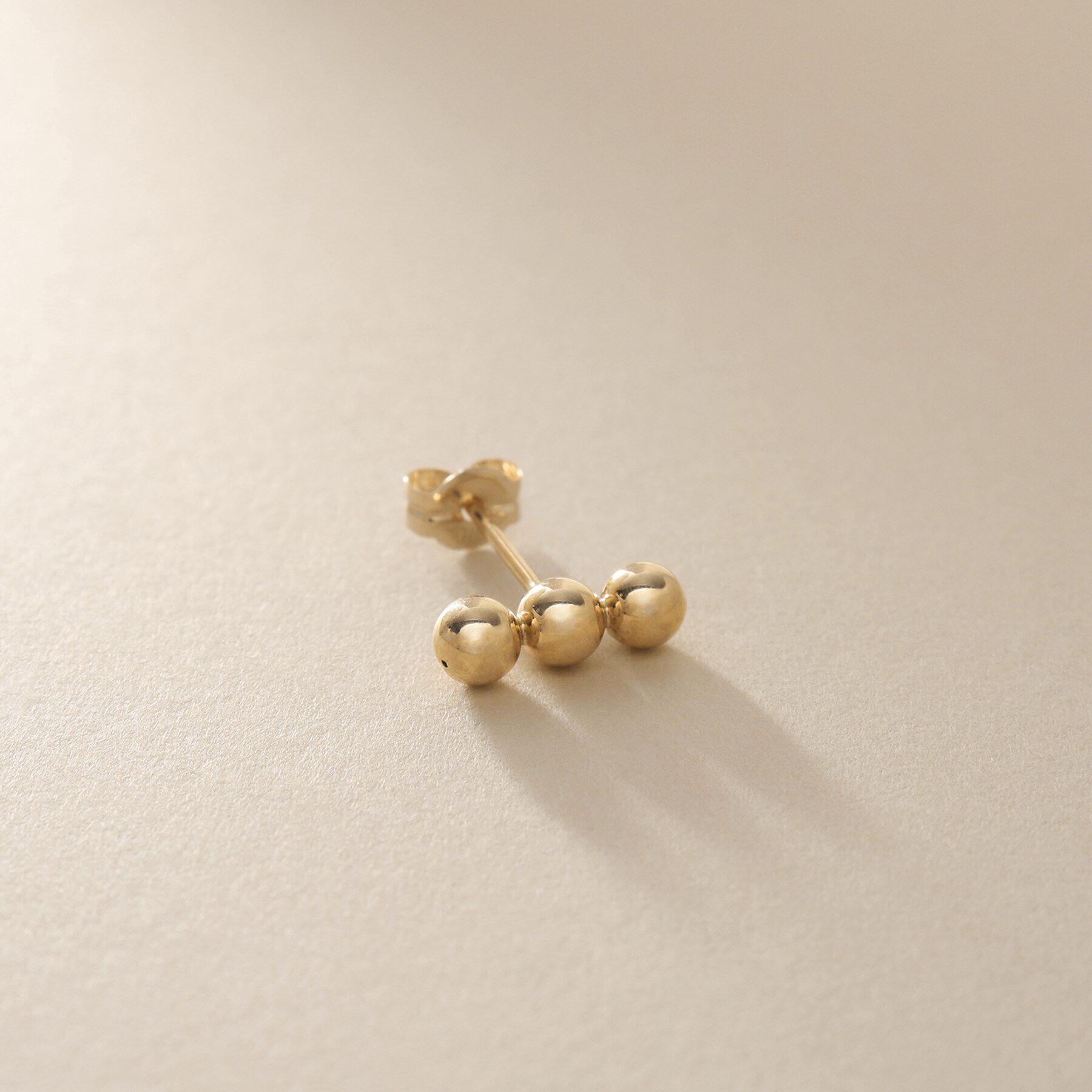 COCOSHNIK「K10中空ボールバー スタッドピアス」|ピアス|