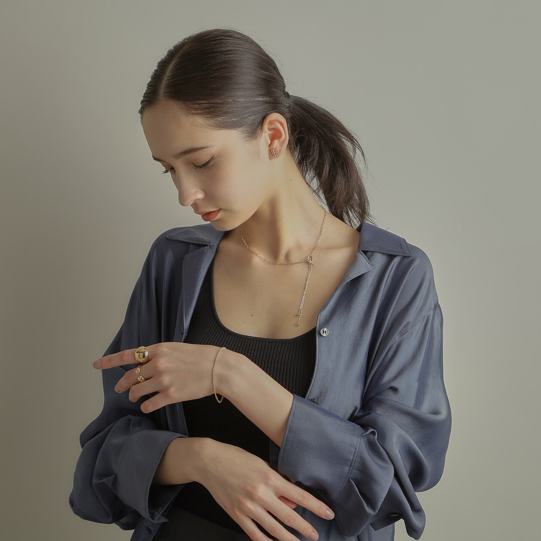 COCOSHNIK「K10中空ボールバー スタッドピアス」|ピアス|