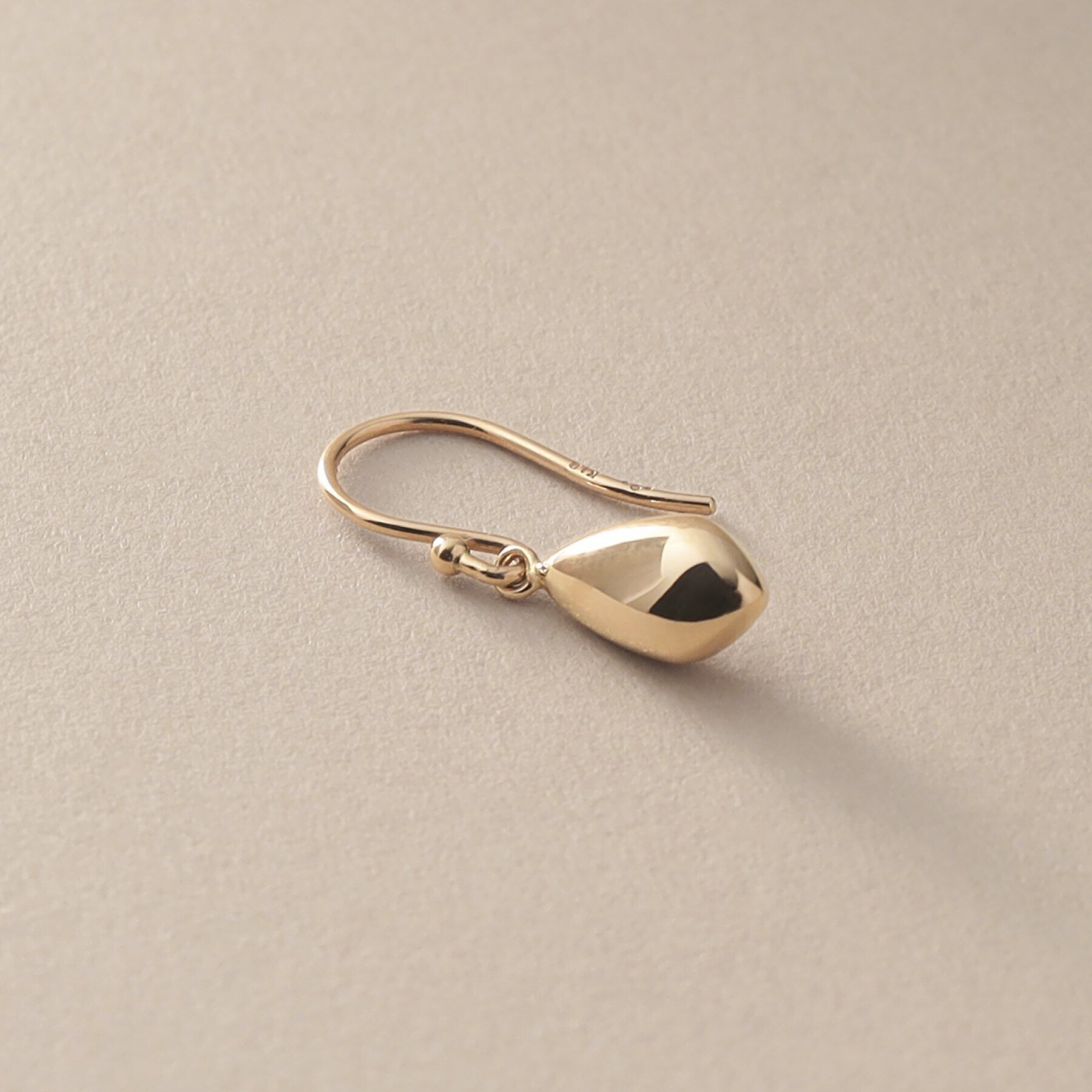 COCOSHNIK「K10中空デフォルメペアシェイプ フックピアス」|ピアス|