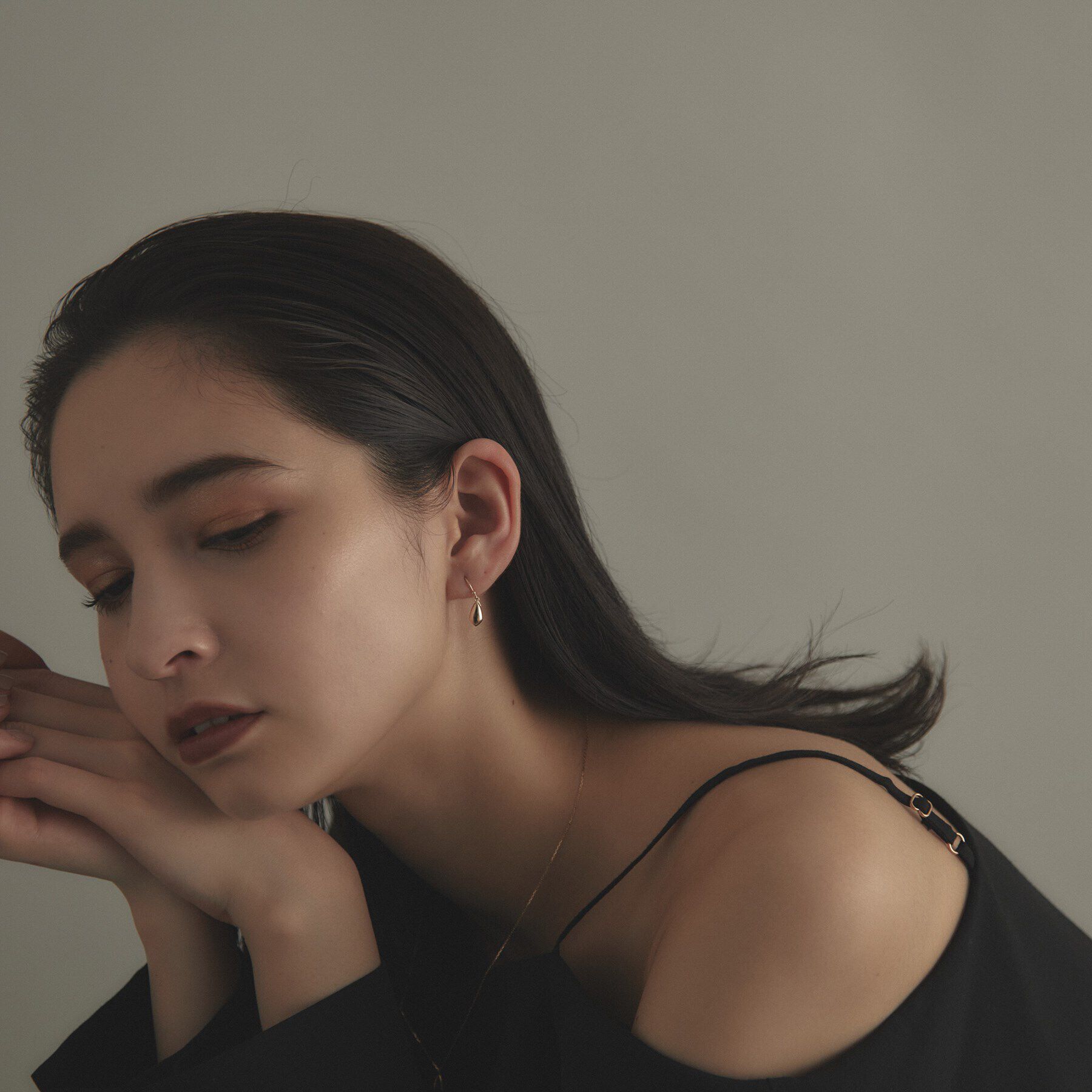 COCOSHNIK「K10中空デフォルメペアシェイプ フックピアス」|ピアス|