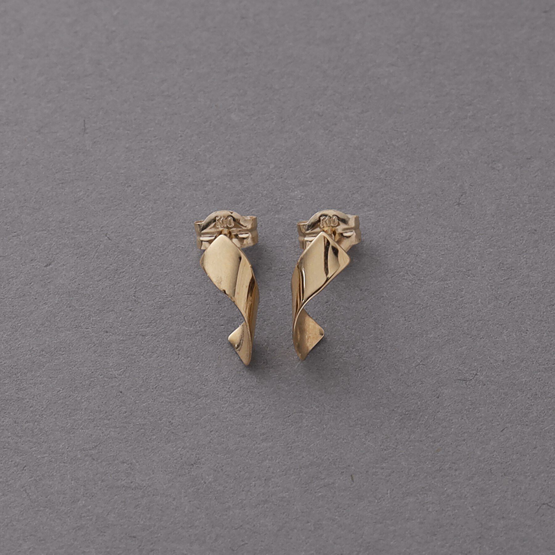 COCOSHNIK ONKITSCH「K10ツイストプレートピアス」|ピアス|