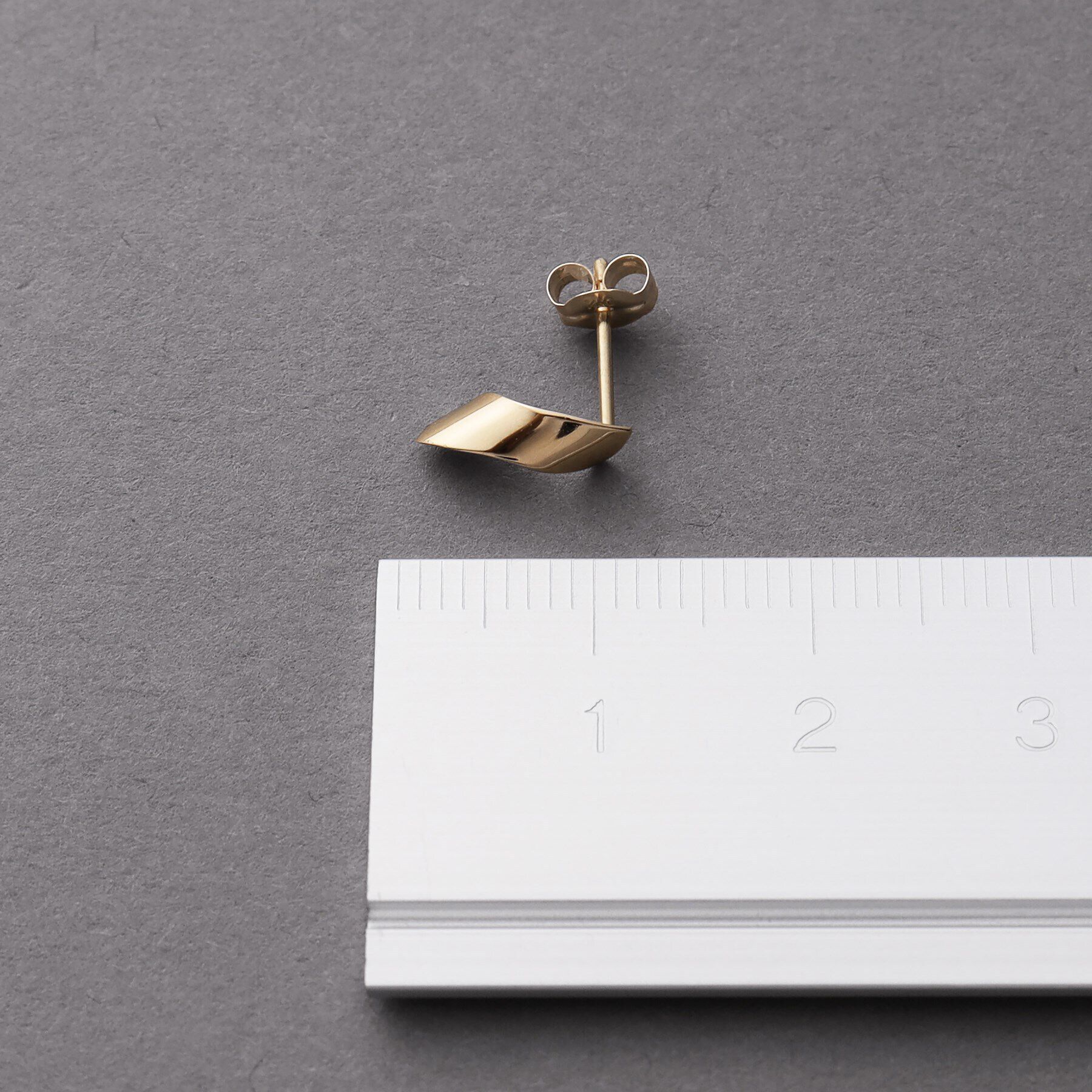 COCOSHNIK ONKITSCH「K10ツイストプレートピアス」|ピアス|