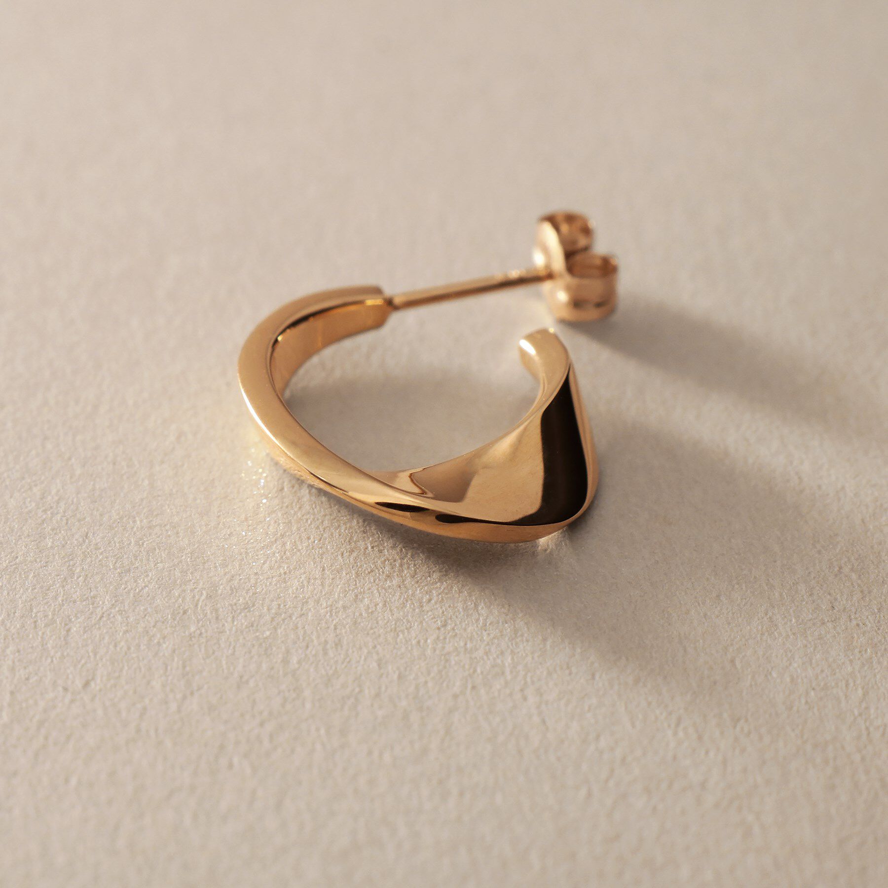 COCOSHNIK「K10平甲ひねりフープ スタッドピアス」|ピアス|