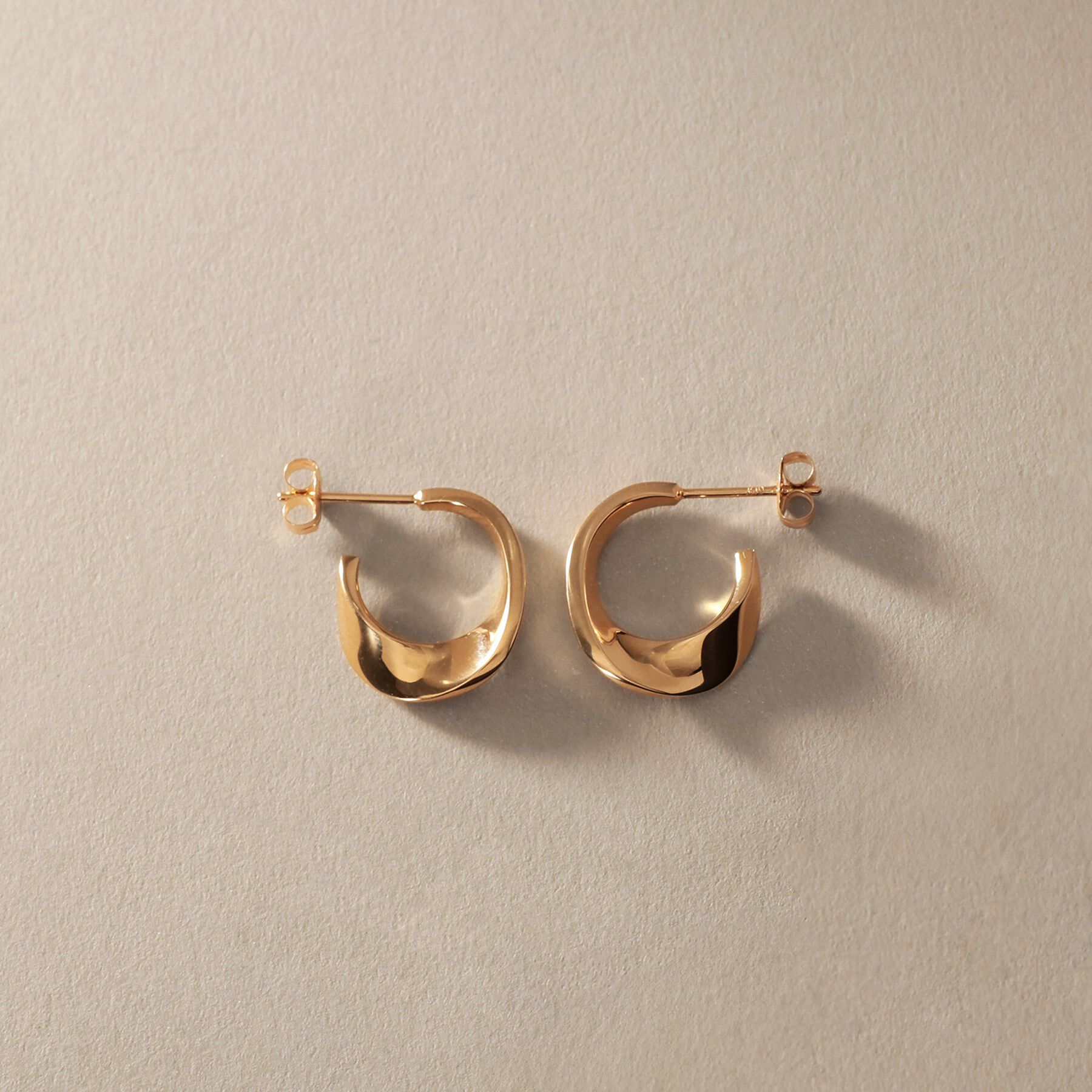 COCOSHNIK「K10平甲ひねりフープ スタッドピアス」|ピアス|