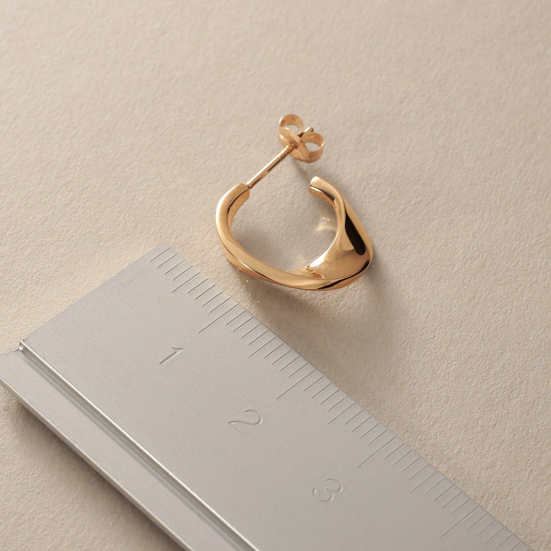 COCOSHNIK「K10平甲ひねりフープ スタッドピアス」|ピアス|