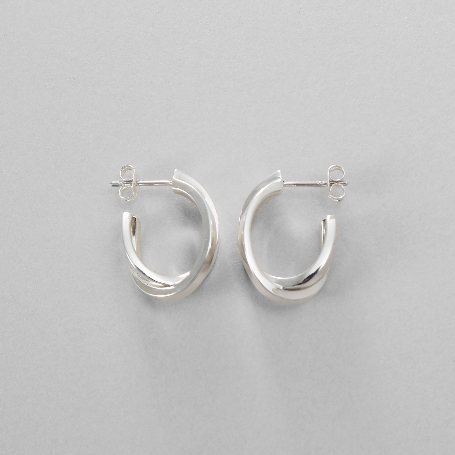 COCOSHNIK ONKITSCH「シルバー フラットオーバルクロスピアス」|ピアス|