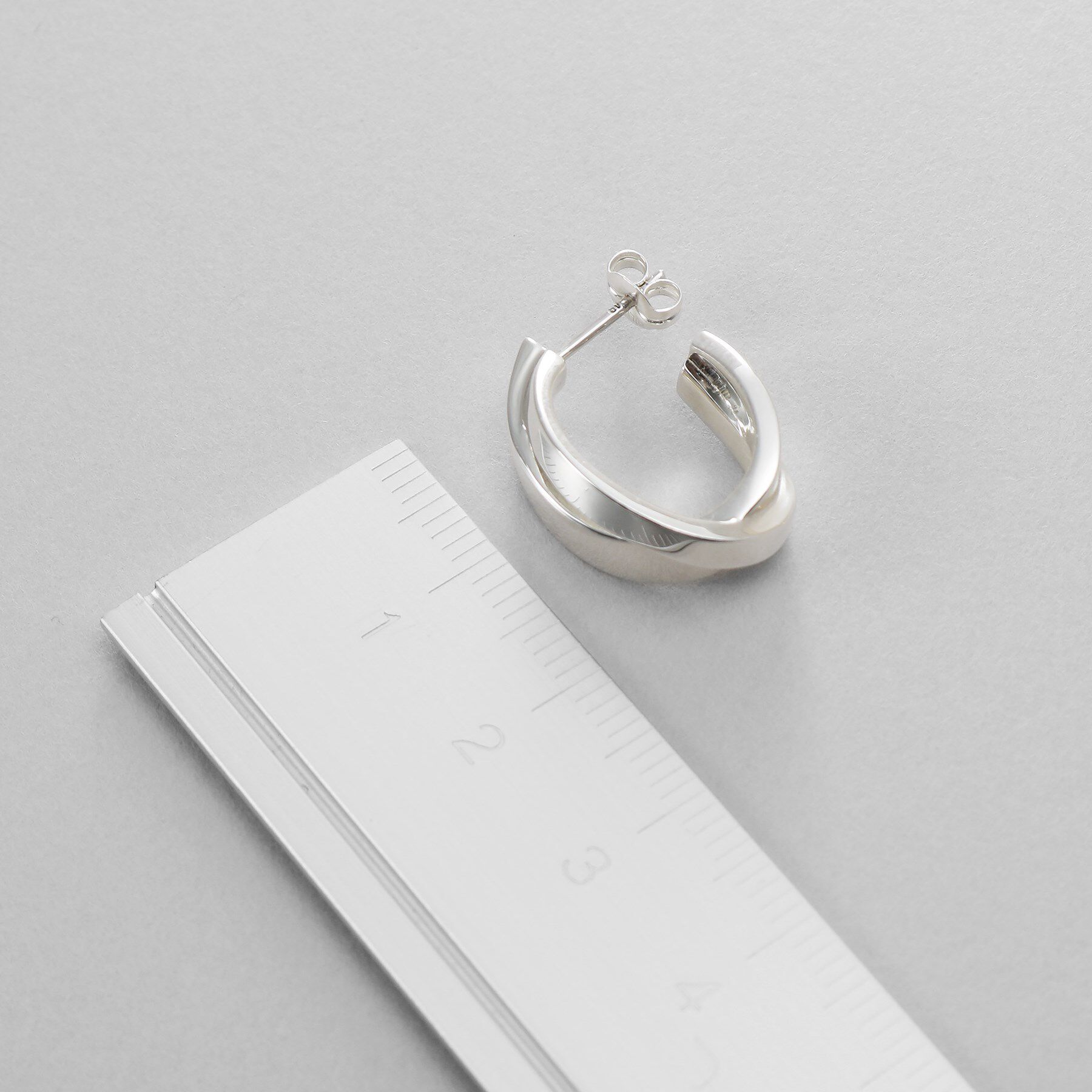 COCOSHNIK ONKITSCH「シルバー フラットオーバルクロスピアス」|ピアス|