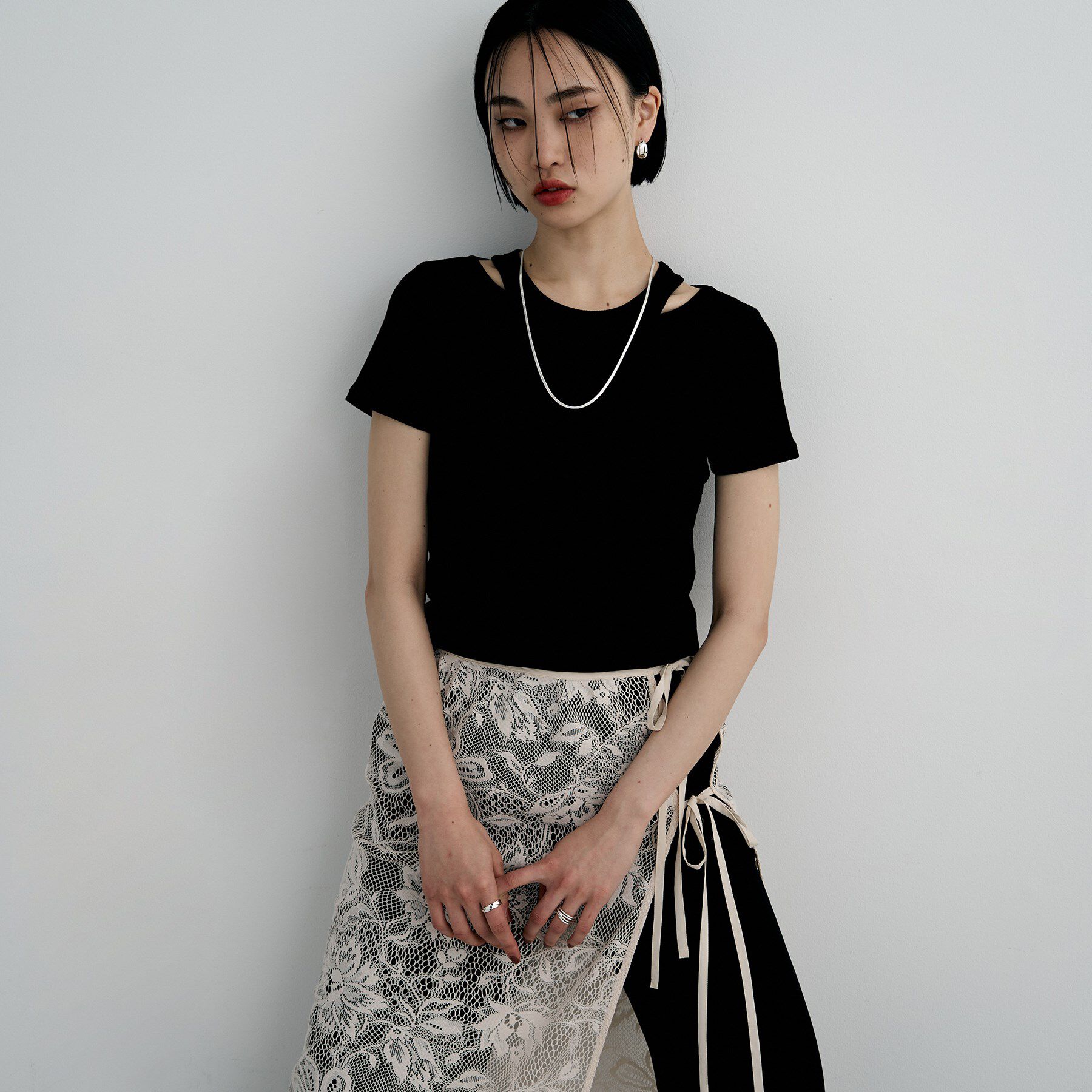 COCOSHNIK ONKITSCH「シルバー フラットオーバルクロスピアス」|ピアス|