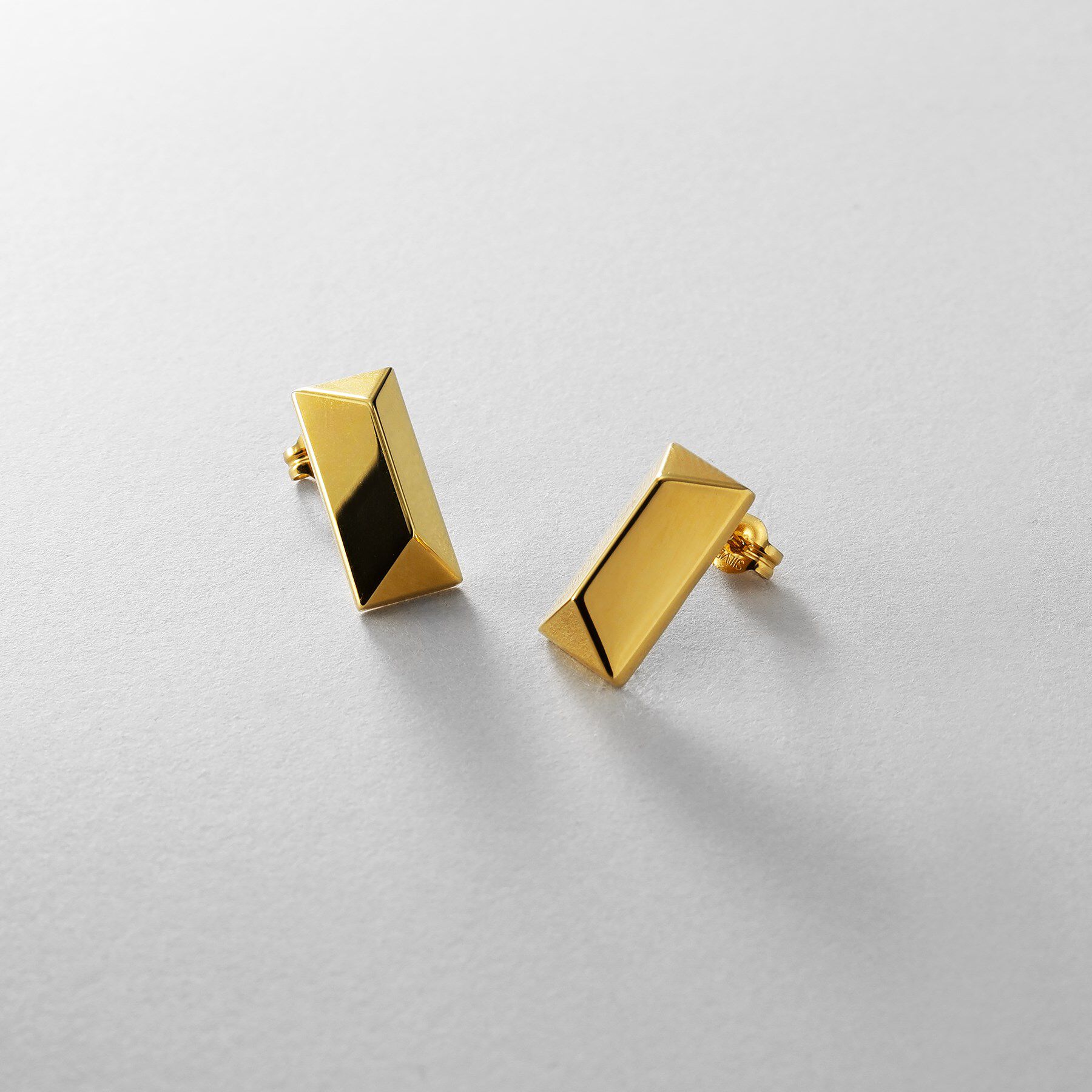 COCOSHNIK ONKITSCH「シルバー ロングピラミッド スタッドピアス GP」|ピアス|ゴールド(600)