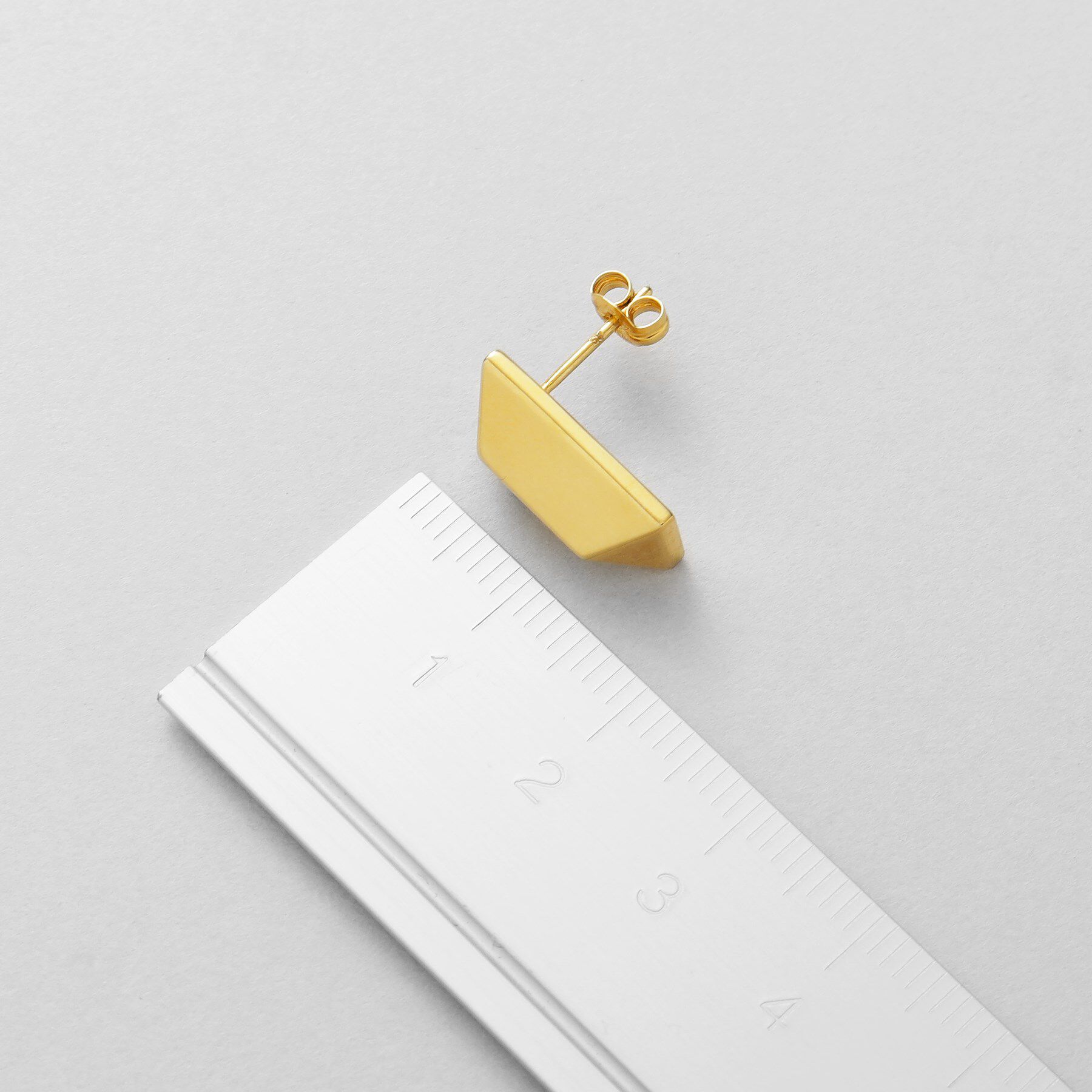 COCOSHNIK ONKITSCH「シルバー ロングピラミッド スタッドピアス GP」|ピアス|