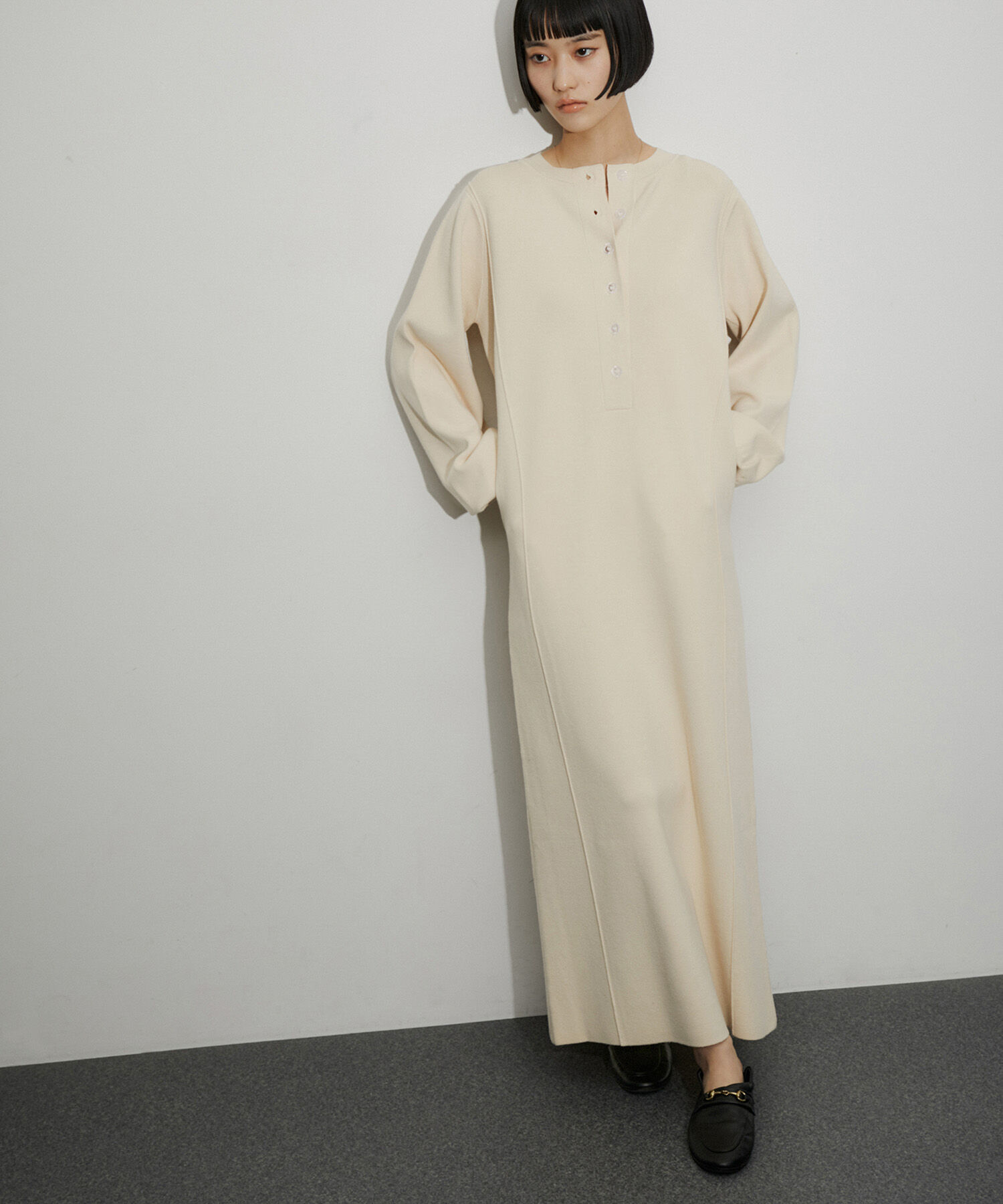 ADAM ET ROPE'「【環境配慮】ヘンリーネックニットワンピース」|ワンピース|クリーム(83)