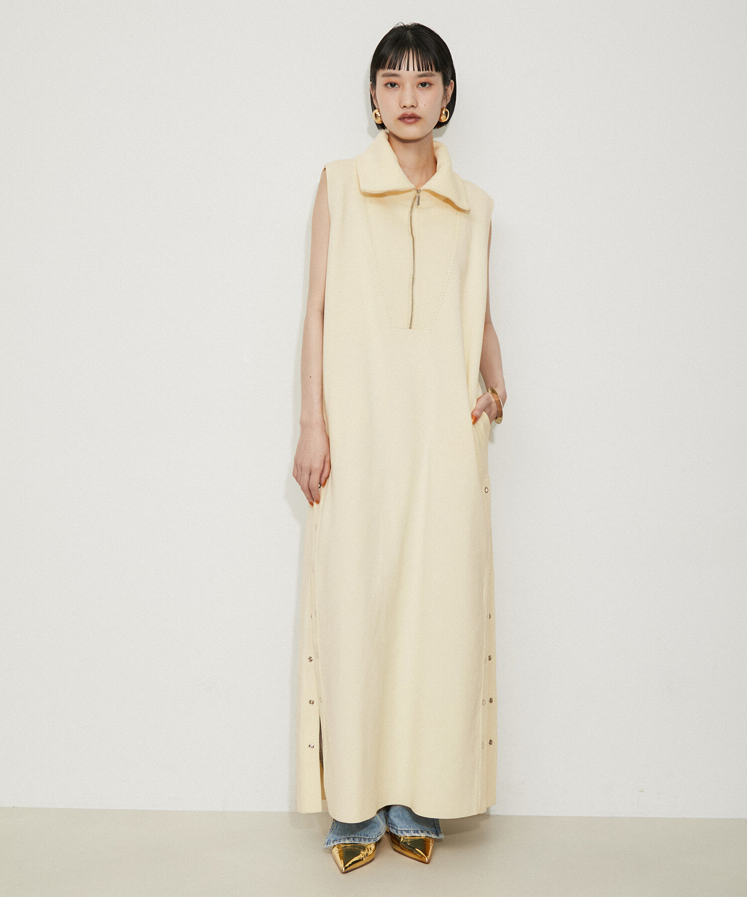 ADAM ET ROPE'「【サステナブル・洗える】ハーフジップサイドスリットニットワンピース」|ワンピース|