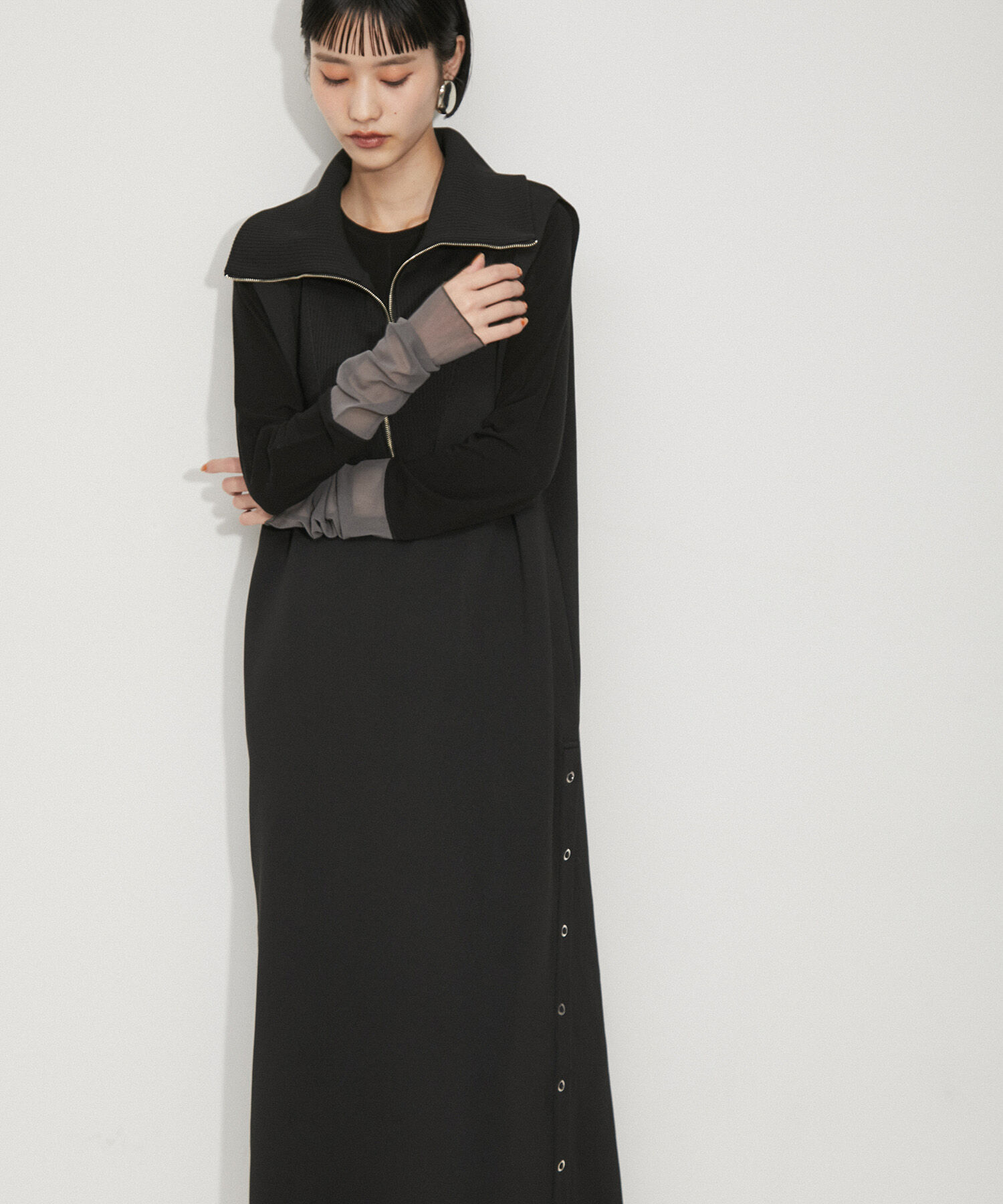 ADAM ET ROPE'「【サステナブル・洗える】ハーフジップサイドスリットニットワンピース」|ワンピース|