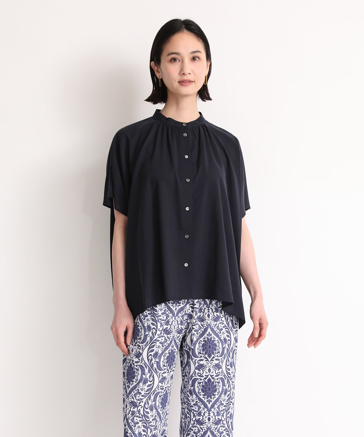 7-IDconcept.「《大きいサイズ》ポンチョ風バンドカラーブラウス」|シャツ・ブラウス|