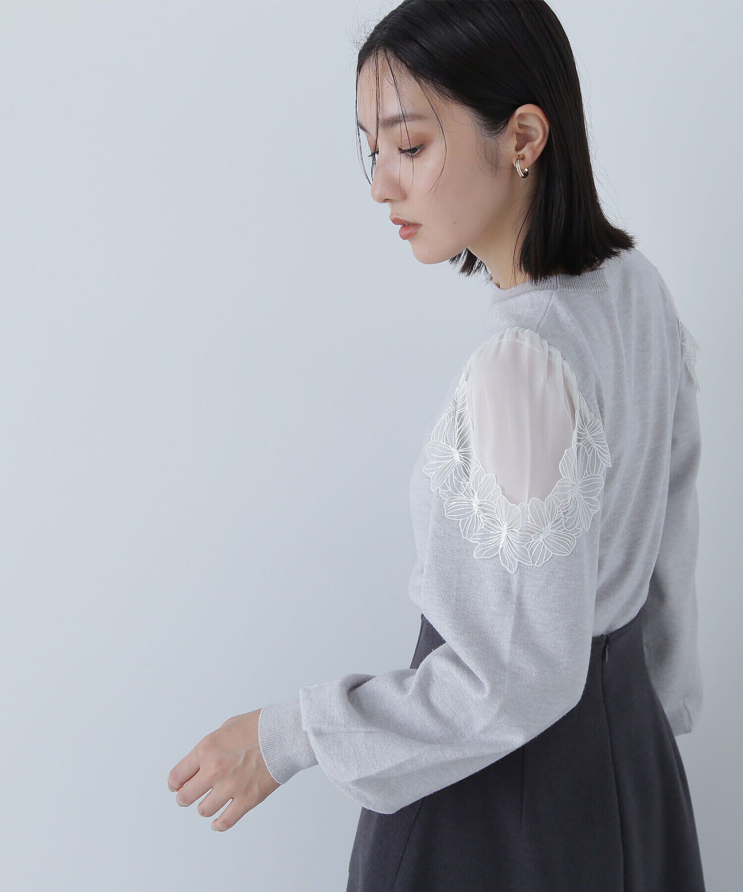  「フラワーレーストリミングニット」|ニット・セーター|グレー&times;オフ2