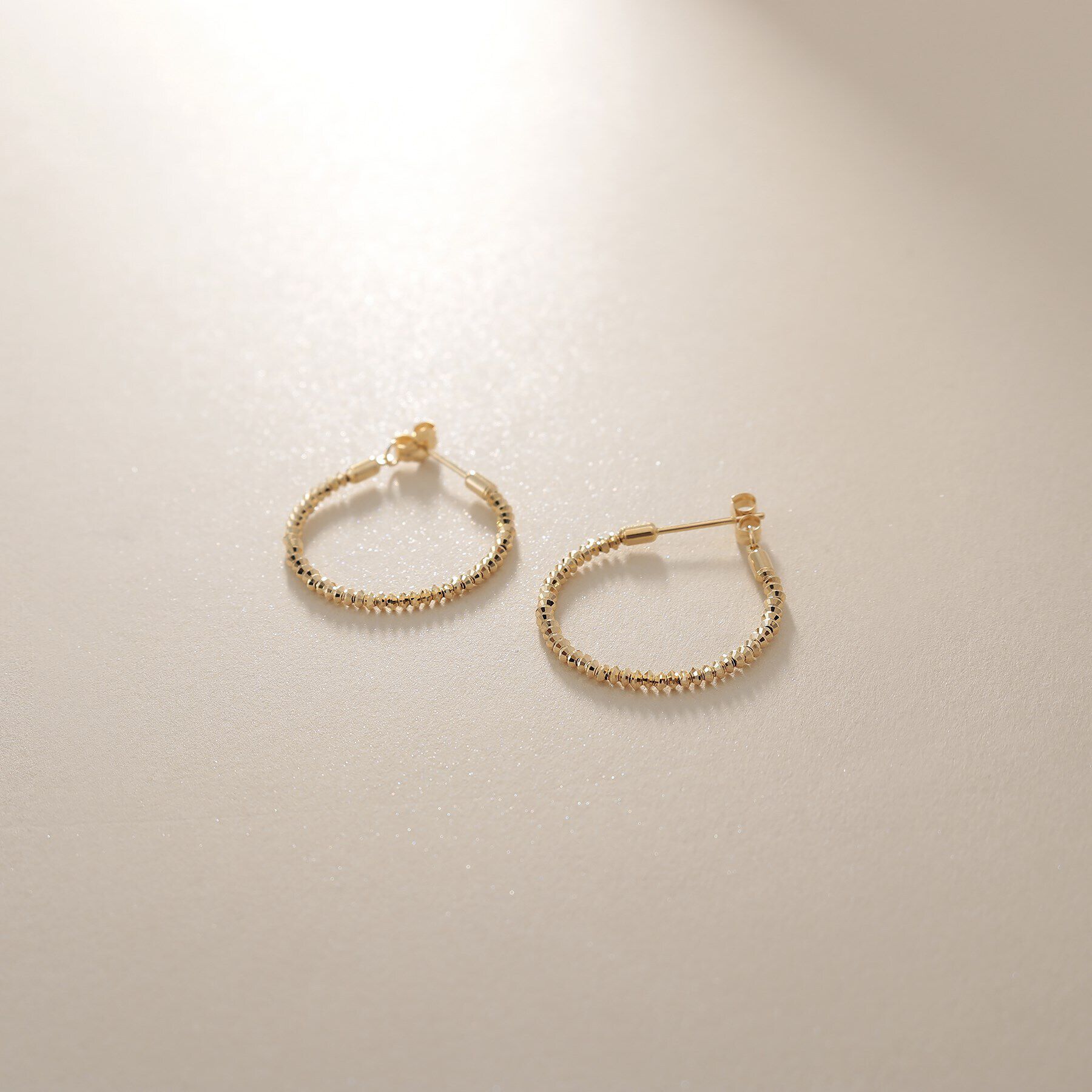 COCOSHNIK「K18カットビーズ フープピアス」|ピアス|イエローゴールド(1