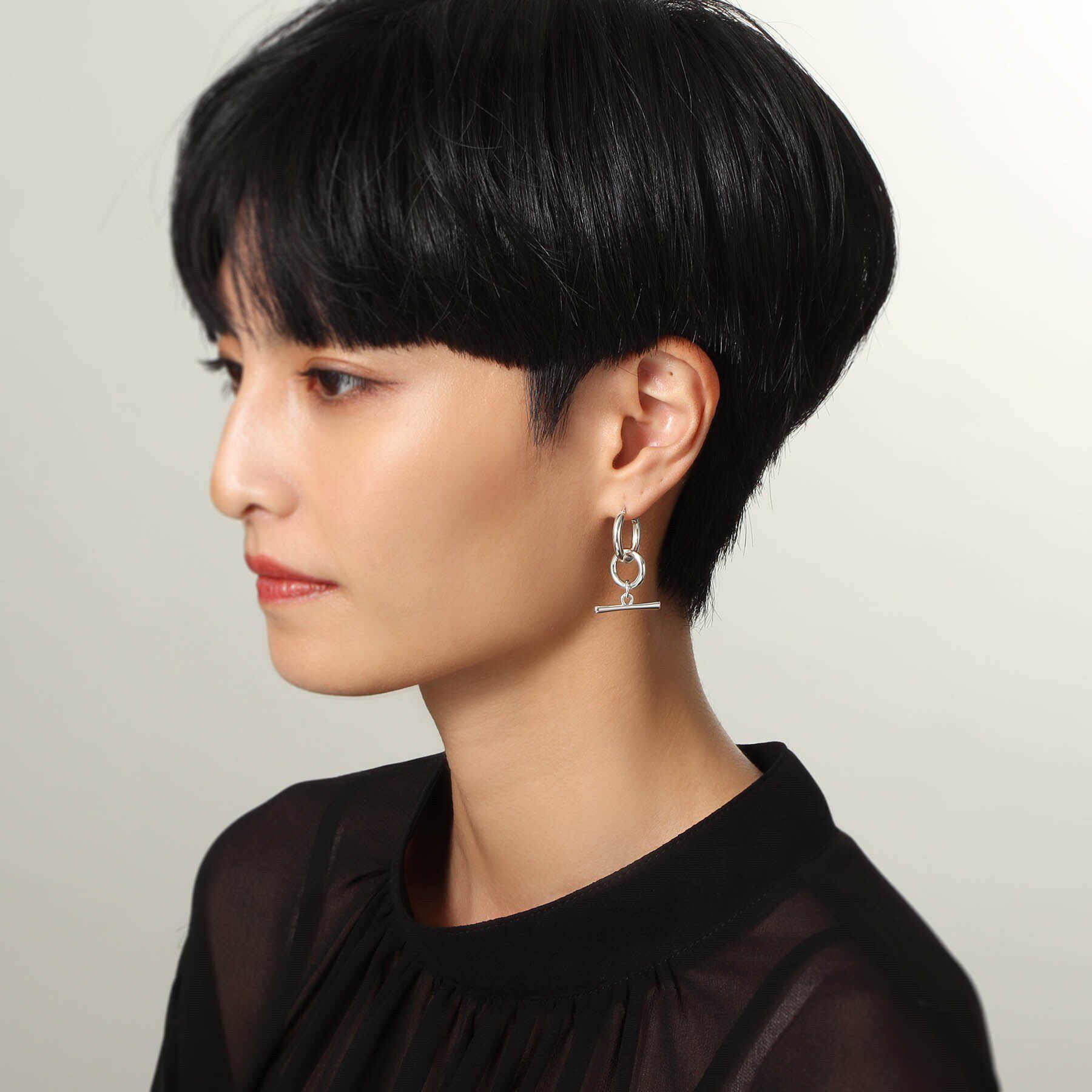 COCOSHNIK ONKITSCH「シルバー フープピアス トグルチャーム」|ピアス|