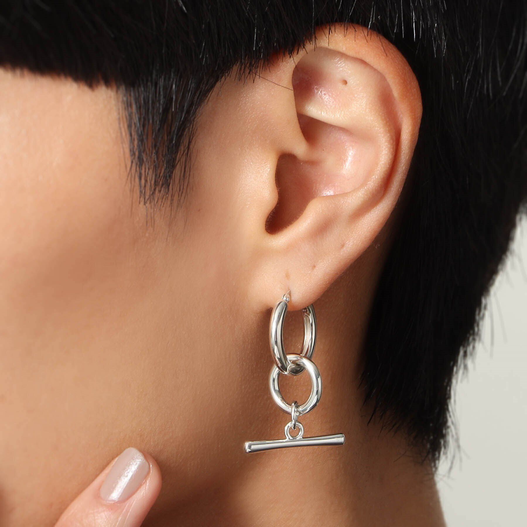 COCOSHNIK ONKITSCH「シルバー フープピアス トグルチャーム」|ピアス|