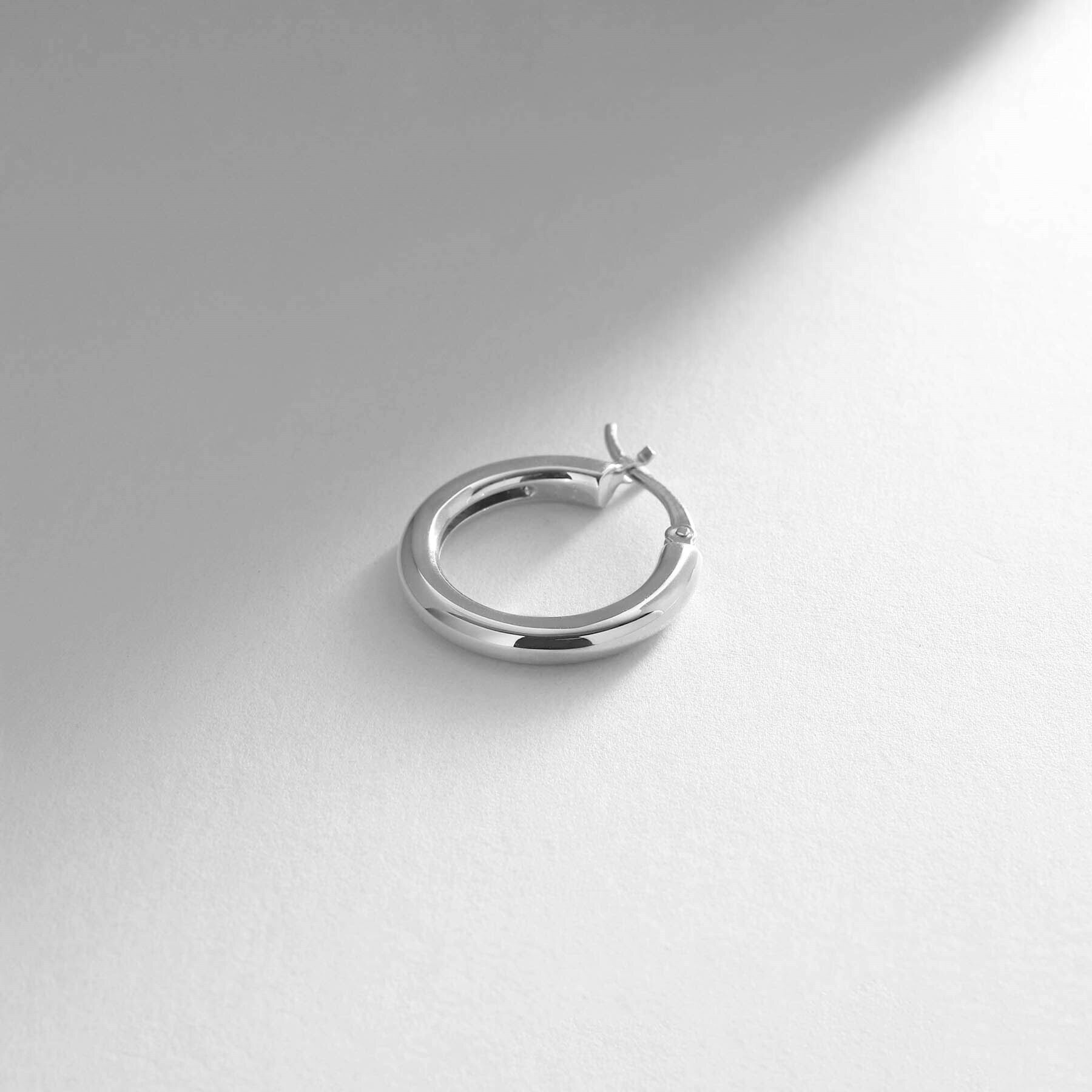 COCOSHNIK ONKITSCH「シルバー フープピアス トグルチャーム」|ピアス|