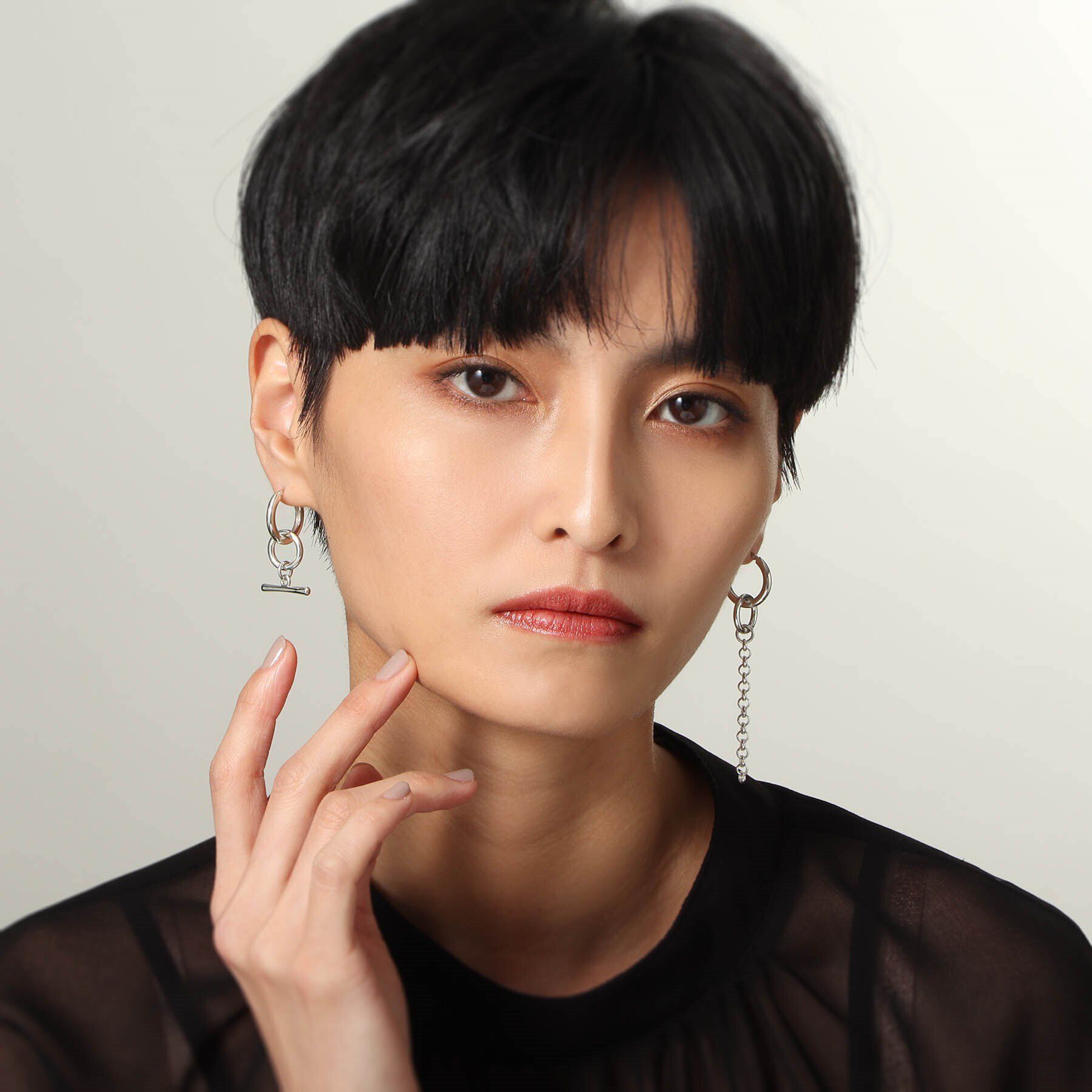 COCOSHNIK ONKITSCH「シルバー フープピアス トグルチャーム」|ピアス|