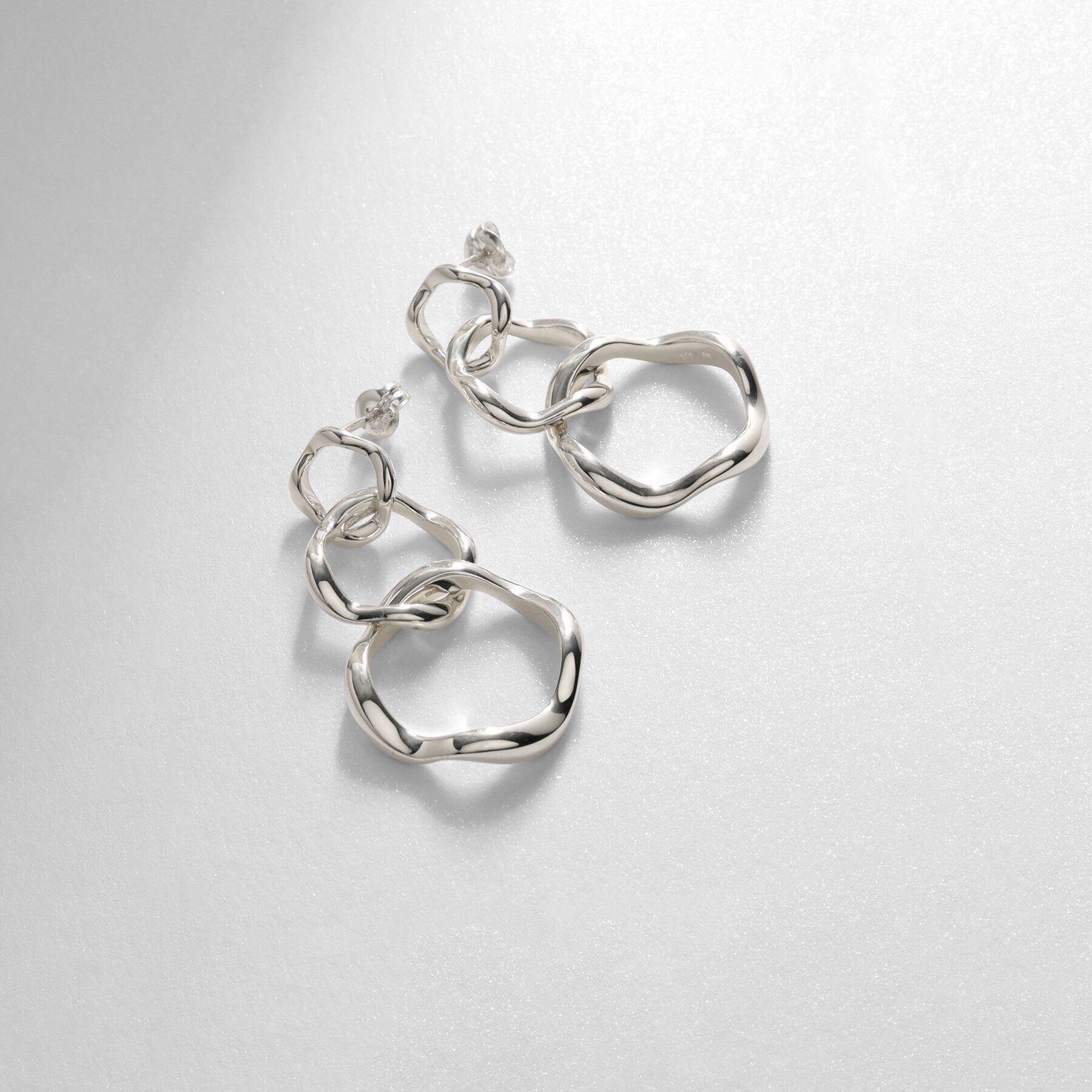 COCOSHNIK ONKITSCH「シルバー ニュアンスピアス トリプルフープ」|ピアス|シルバー(600)