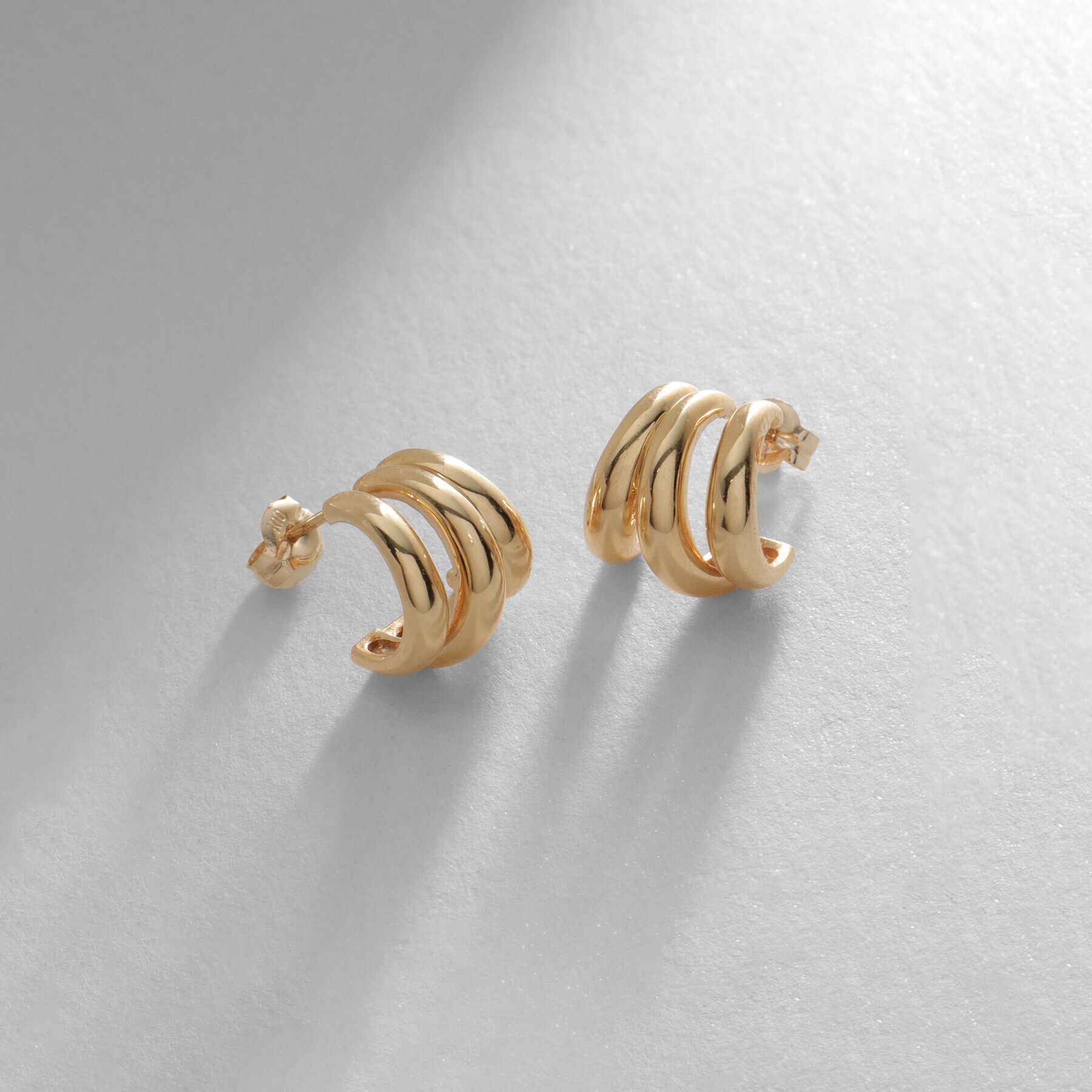 COCOSHNIK「K10甲丸トリプルカーブフープ スタッドピアス」|ピアス|イエローゴールド(1