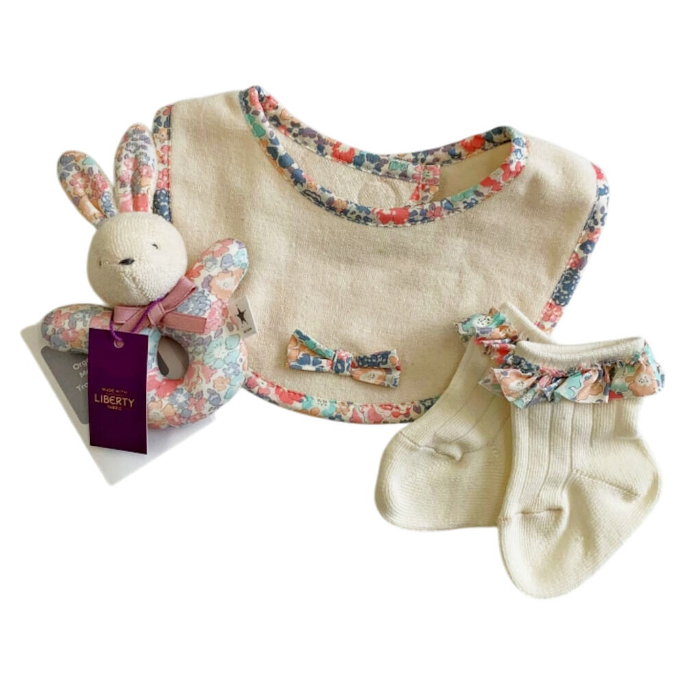 BACKYARD FAMILY「育児工房 ギフトセット 3点 ベビー 通販 日本製 スタイ ソックス ラトル セット プレゼント」|その他ベビー用品|ピンク1