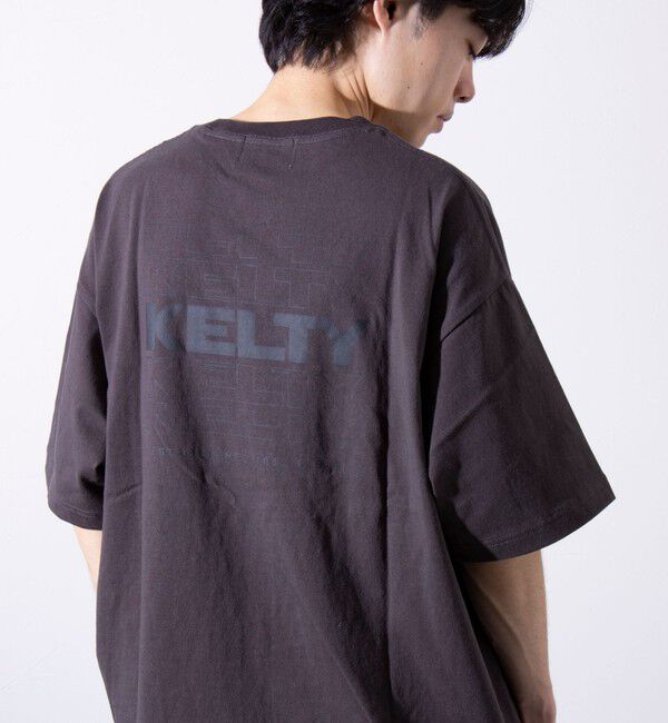 GLOSTER「【KELTY&times;GLOSTER】別注 バックタイポロゴプリントTシャツ ワンポイントワッペン」|Tシャツ・カットソー|チャコールグレー