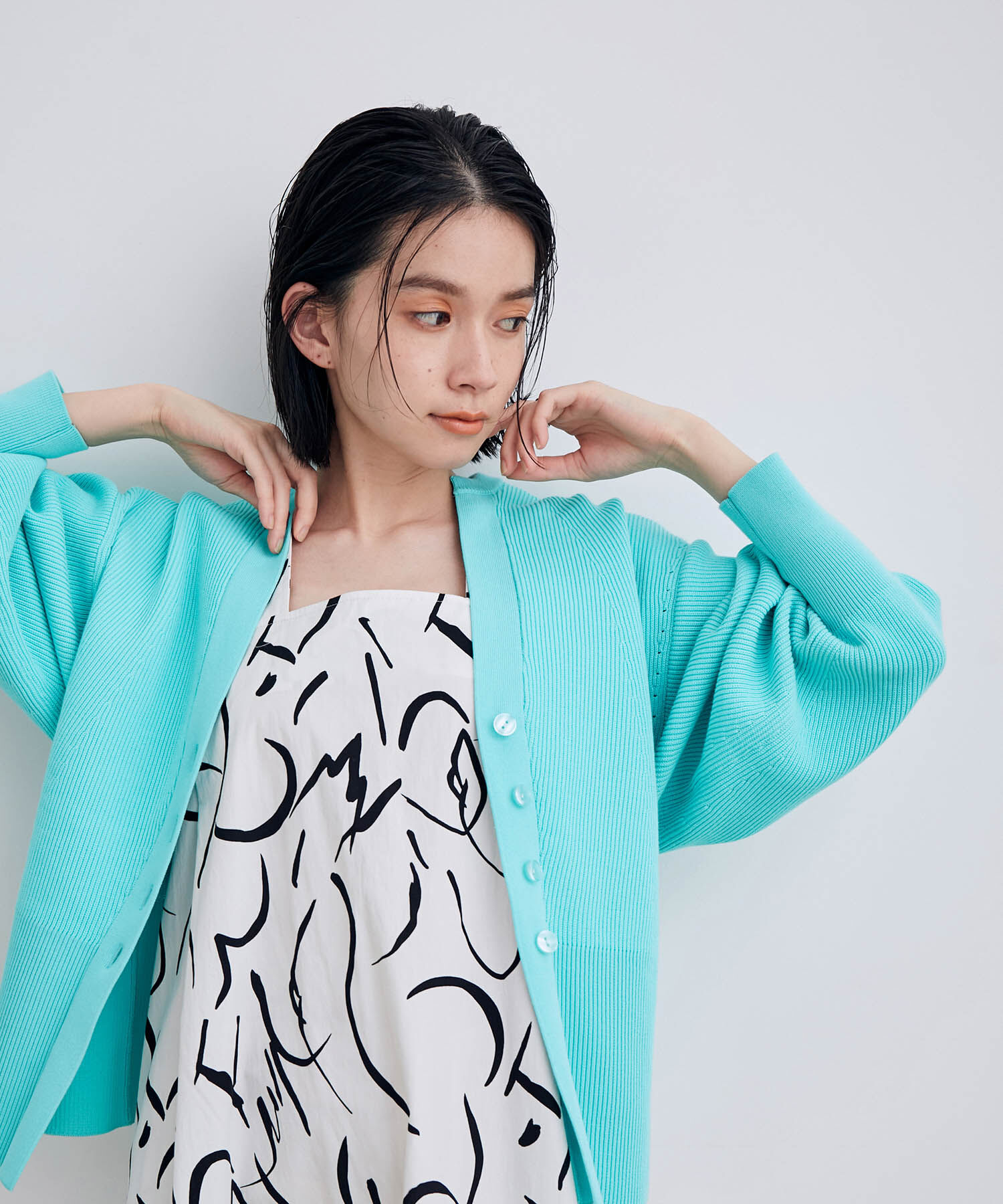 ADAM ET ROPE'「オーガニックコットンキーネックフォルムカーディガン」|カーディガン|