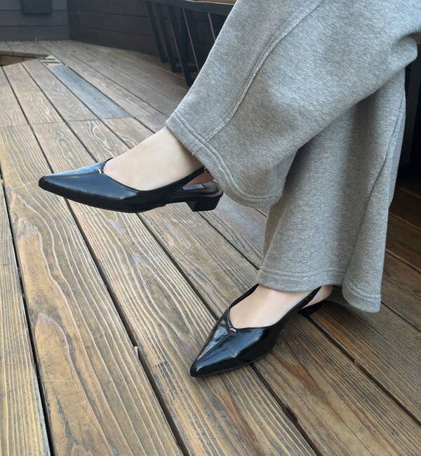  「【WEB限定】ソフトカットバックストラップパンプス」|パンプス|