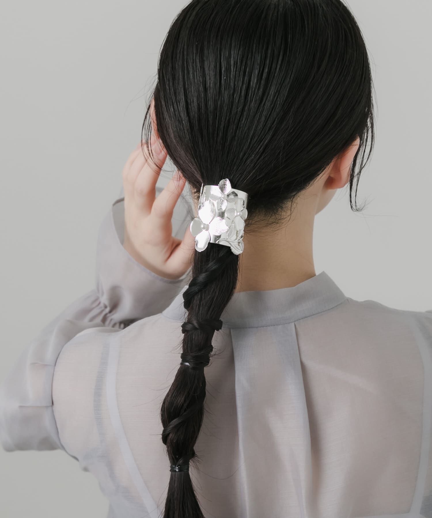 SMELLY「メタルフラワーヘアカフ」|ヘアゴム・シュシュ|シルバー