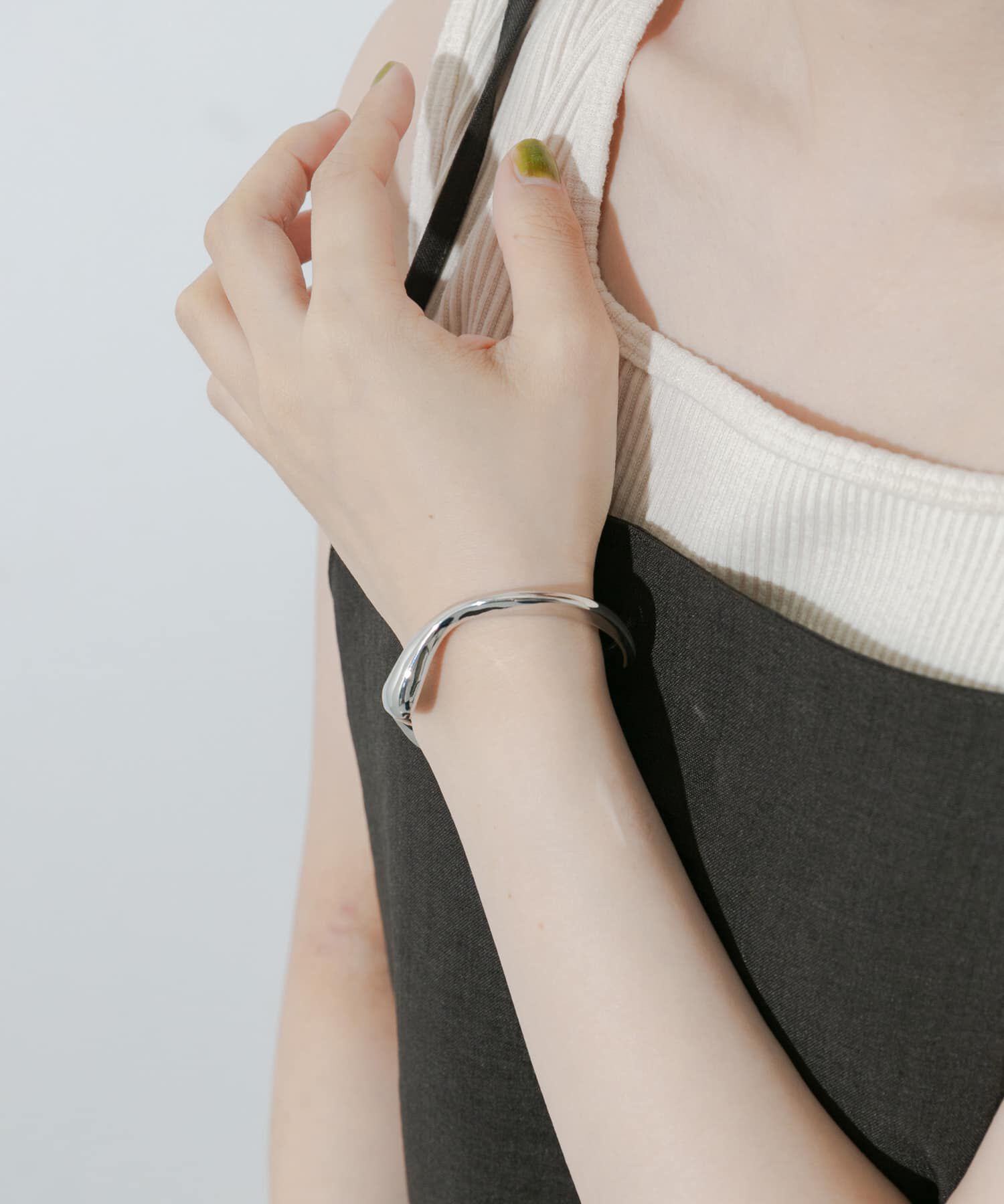 SMELLY「Vラインカーブメタルバングル」|ブレスレット・バングル|