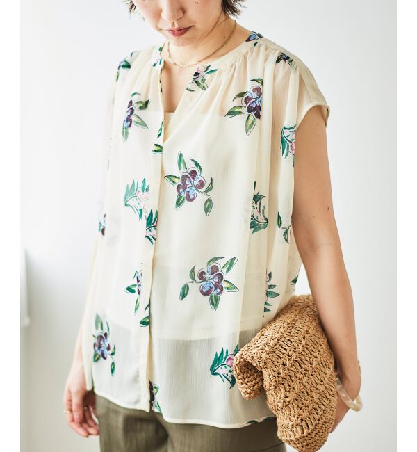  「《WEB/一部店舗限定》KAZUMIDOIボタニカルノースリギャザーブラウス」|シャツ・ブラウス|アイボリー