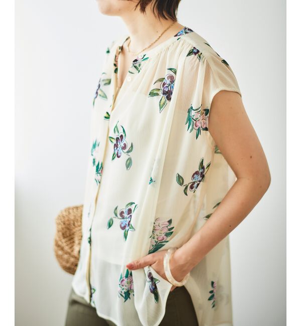  「《WEB/一部店舗限定》KAZUMIDOIボタニカルノースリギャザーブラウス」|シャツ・ブラウス|
