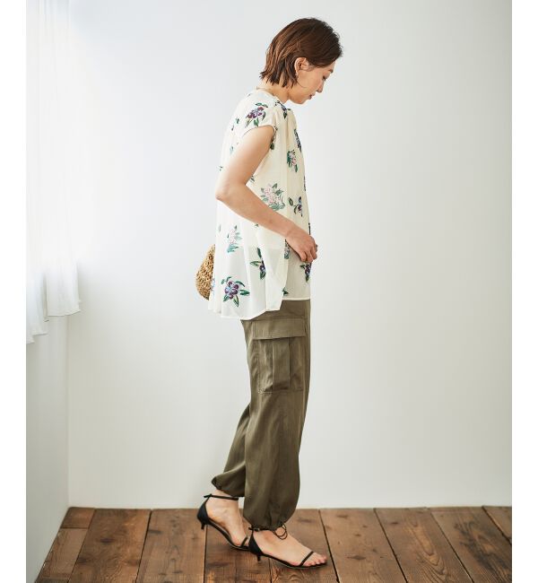  「《WEB/一部店舗限定》KAZUMIDOIボタニカルノースリギャザーブラウス」|シャツ・ブラウス|