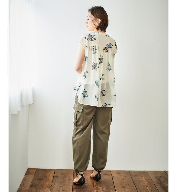  「《WEB/一部店舗限定》KAZUMIDOIボタニカルノースリギャザーブラウス」|シャツ・ブラウス|
