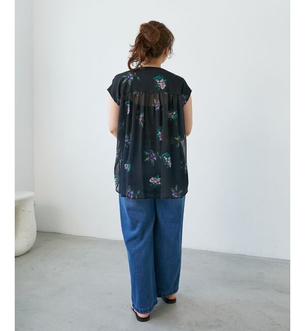  「《WEB/一部店舗限定》KAZUMIDOIボタニカルノースリギャザーブラウス」|シャツ・ブラウス|