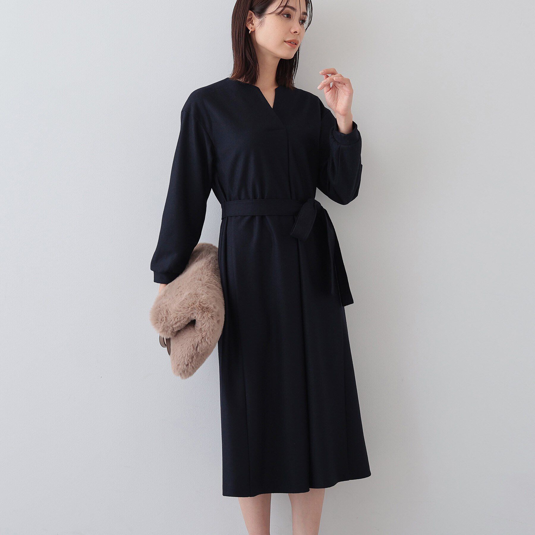 INDIVI「【ウール混／ベルト付】美シルエットVネックワンピース」|ワンピース|ネイビー(094)