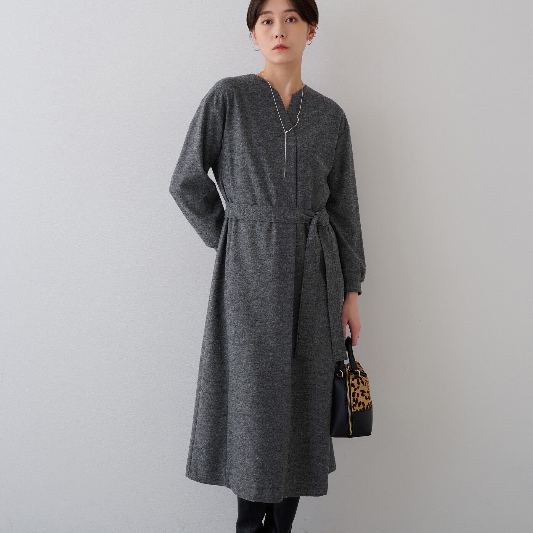INDIVI「【ウール混／ベルト付】美シルエットVネックワンピース」|ワンピース|グレー(912)