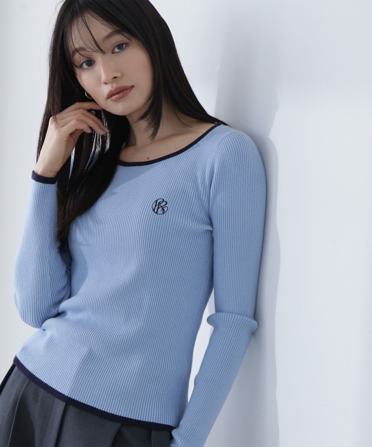  「エンブレムバイカラーリブニット」|ニット・セーター|ブルー&times;ネイ  2