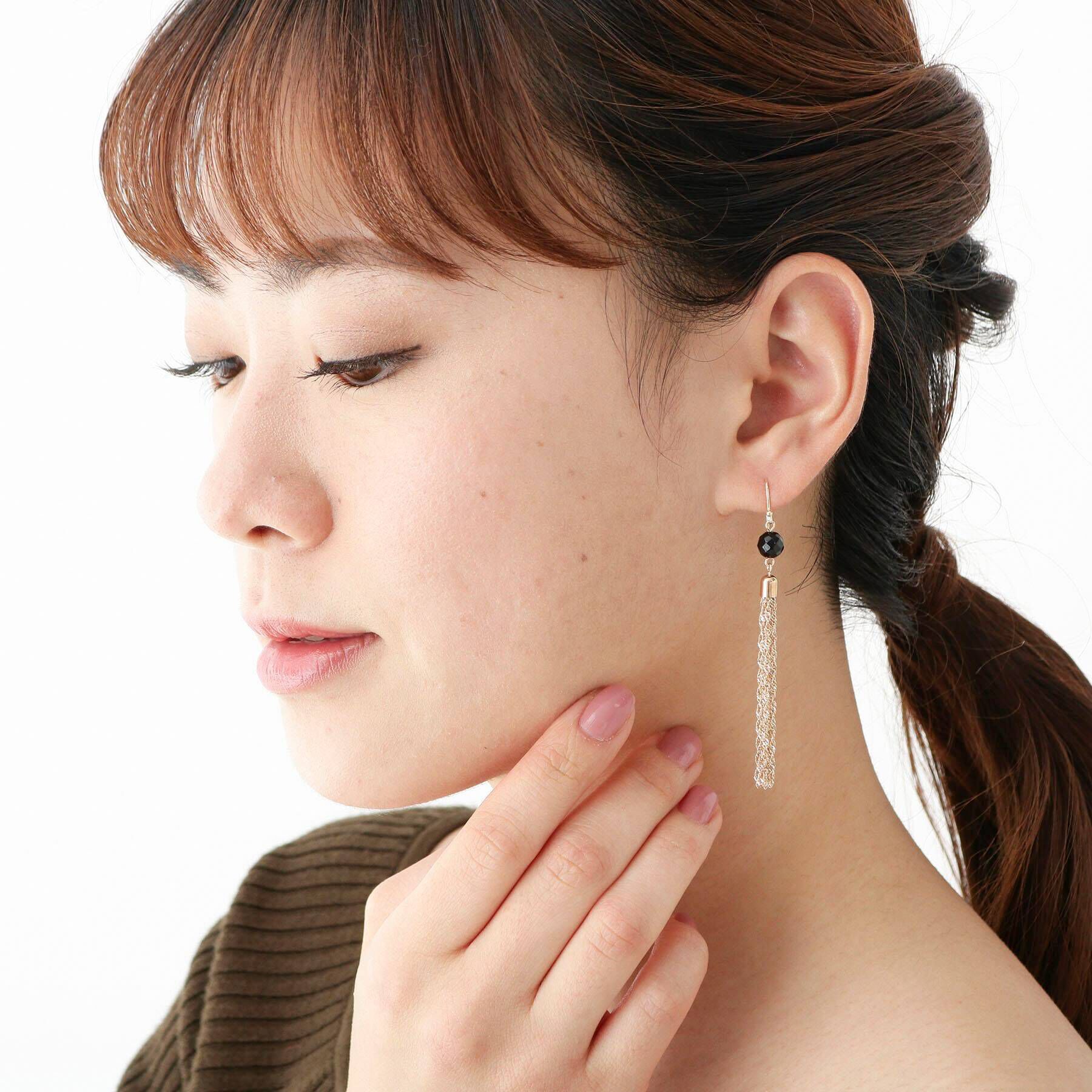 COCOSHNIK「K10カラーストーン（オニキス）タッセル フックピアス」|ピアス|