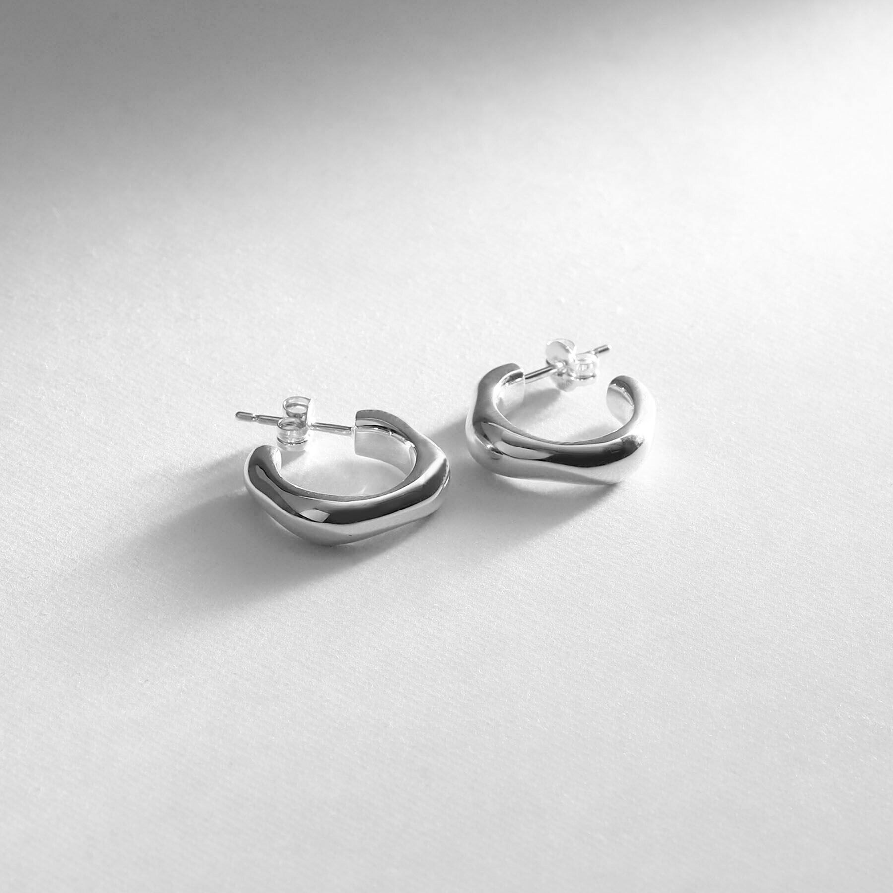 COCOSHNIK ONKITSCH「シルバー ニュアンスピアス フープ」|ピアス|シルバー(600)