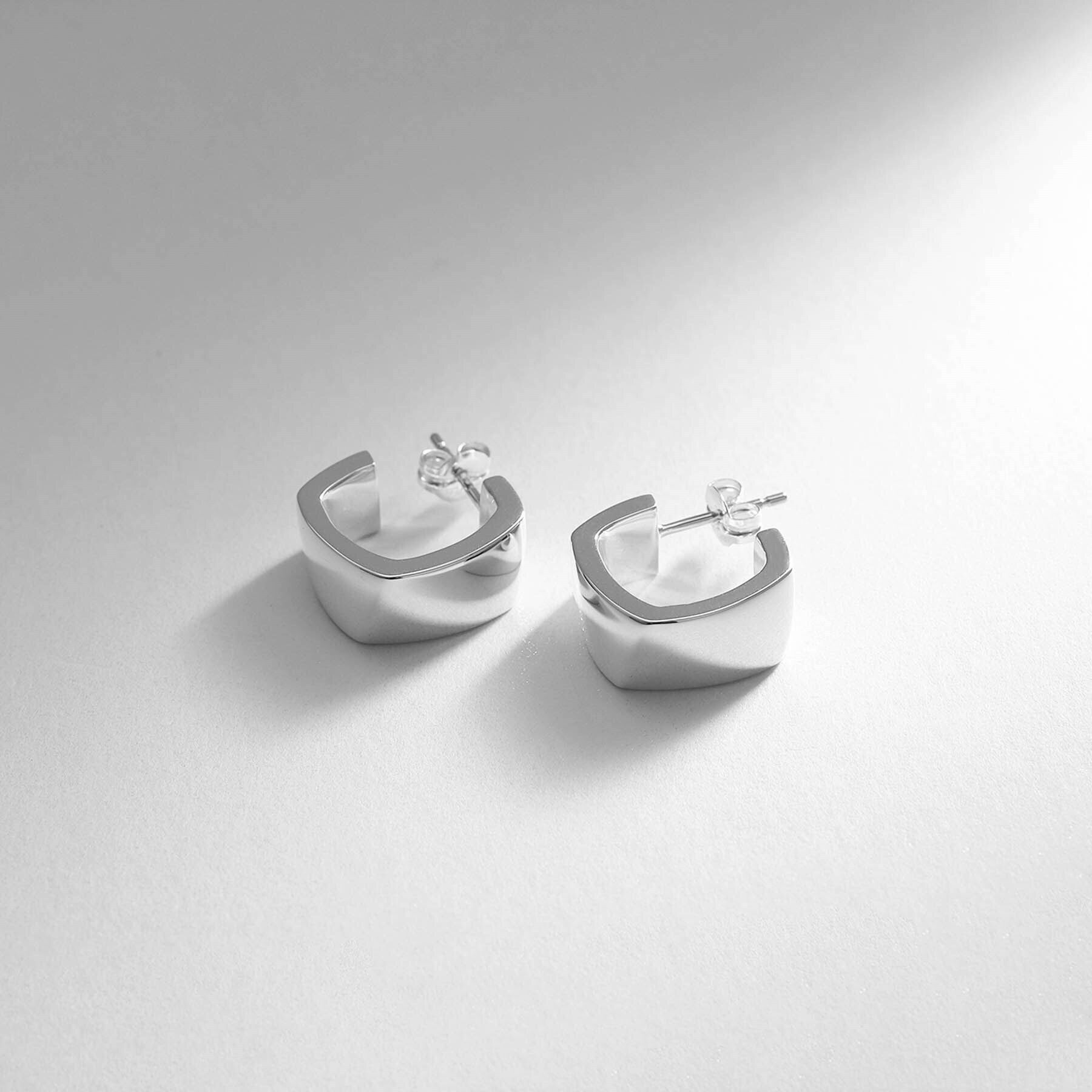 COCOSHNIK ONKITSCH「シルバー ツイストスクエア ピアス」|ピアス|