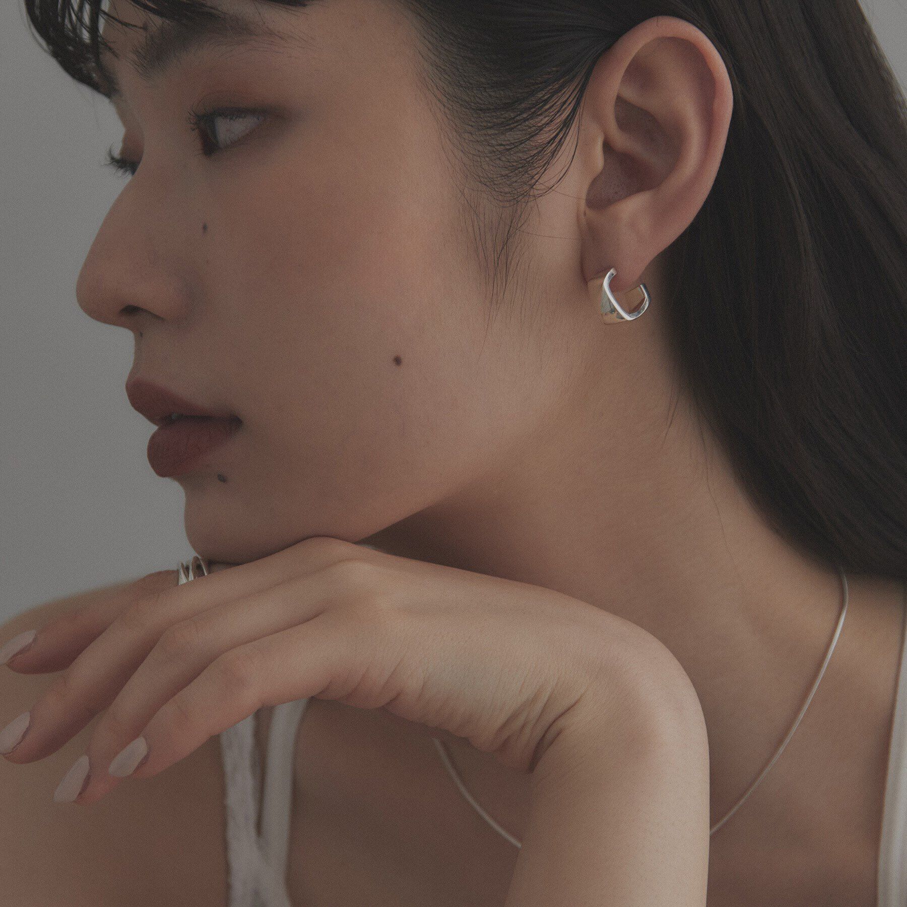 COCOSHNIK ONKITSCH「シルバー ツイストスクエア ピアス」|ピアス|