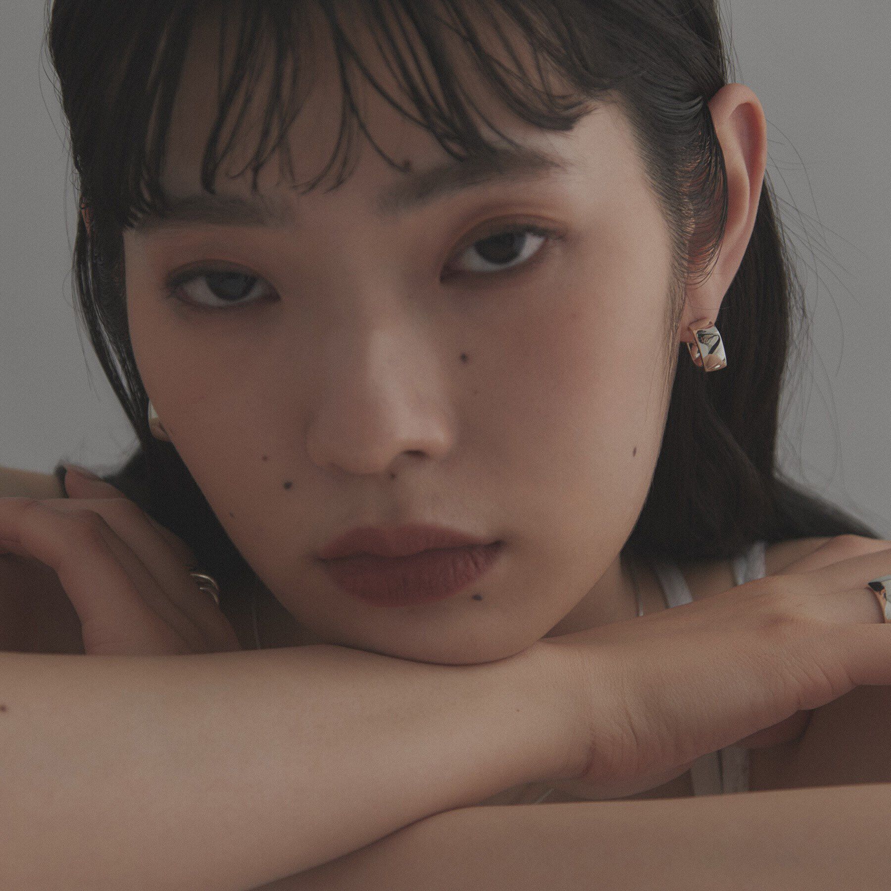 COCOSHNIK ONKITSCH「シルバー ツイストスクエア ピアス」|ピアス|