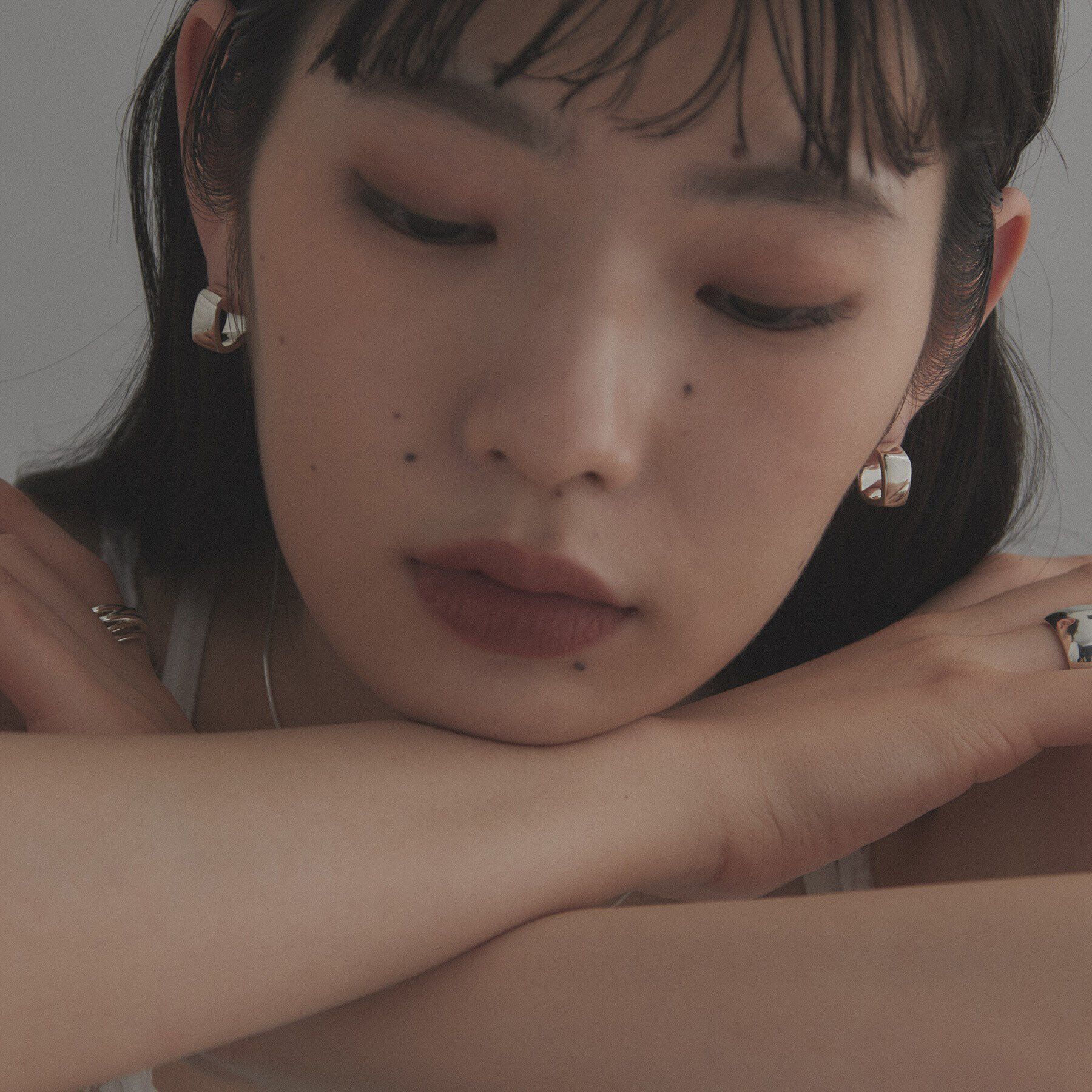 COCOSHNIK ONKITSCH「シルバー ツイストスクエア ピアス」|ピアス|