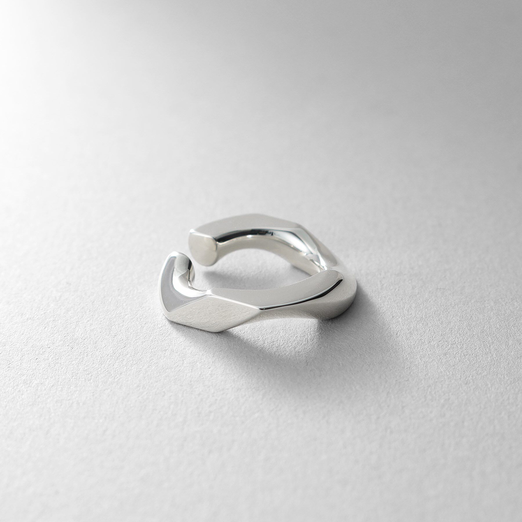 COCOSHNIK ONKITSCH「シルバー カーブチェーンモチーフイヤカフ」|イヤリング|